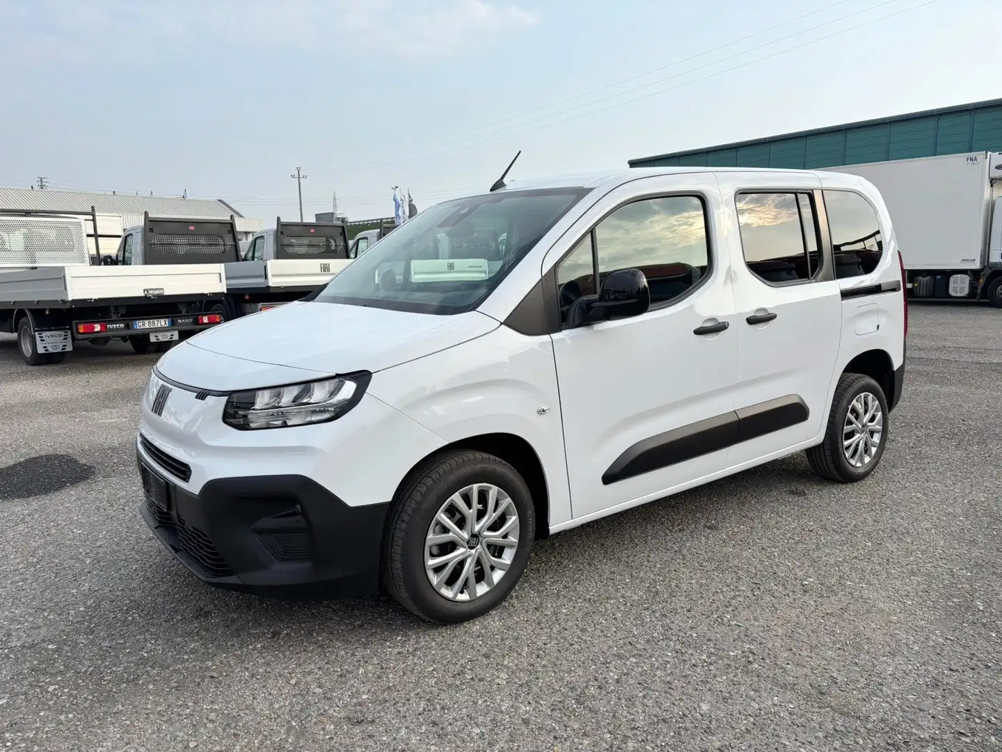 Fiat Doblo combi 5 posti Weiß - 1