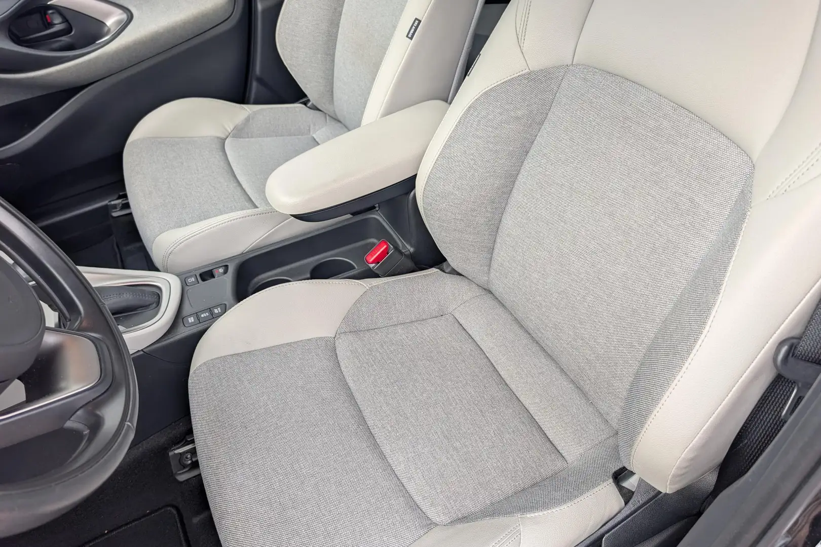 Toyota Yaris 1.5 Hybrid Executive Limited Ivory Noir - 2