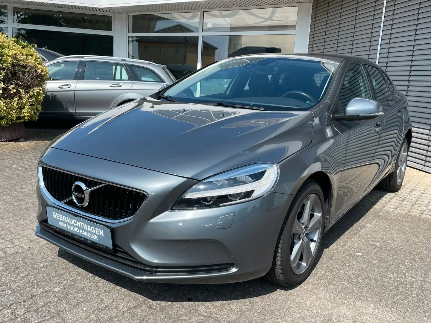 Volvo V40 Momentum Grau - 1