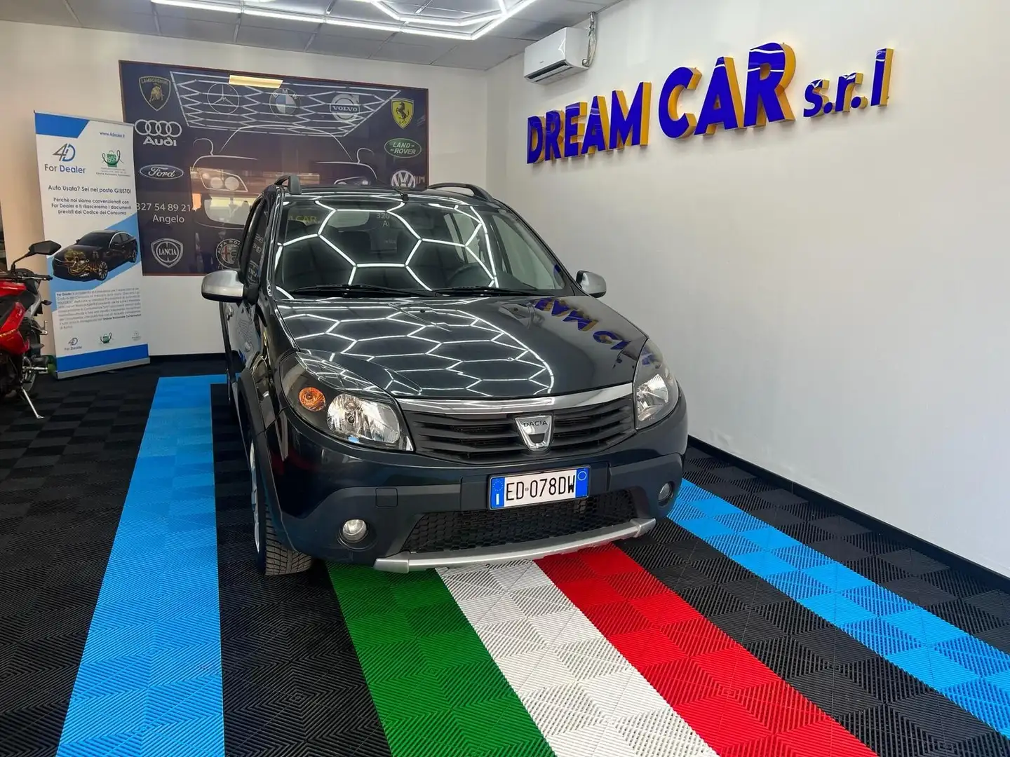 Dacia Sandero Stepway 1.6 8V 90CV Schwarz - 1