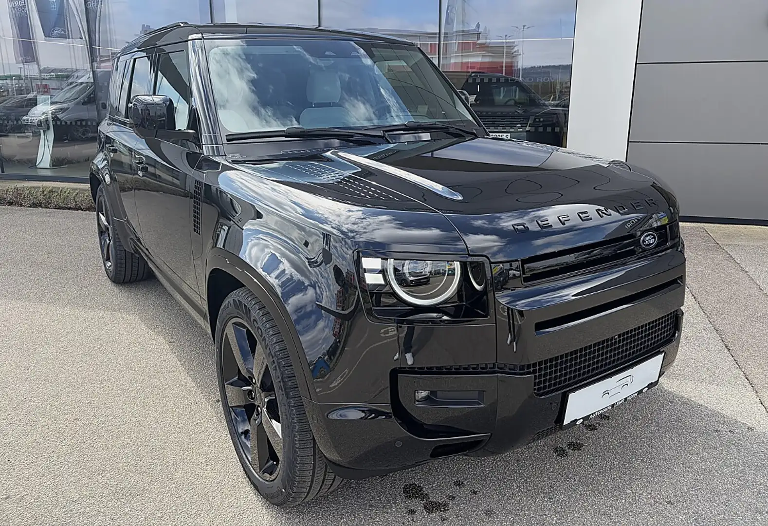 Land Rover Defender 110 D200 AWD X-Dynamic SE Aut. Schwarz - 1