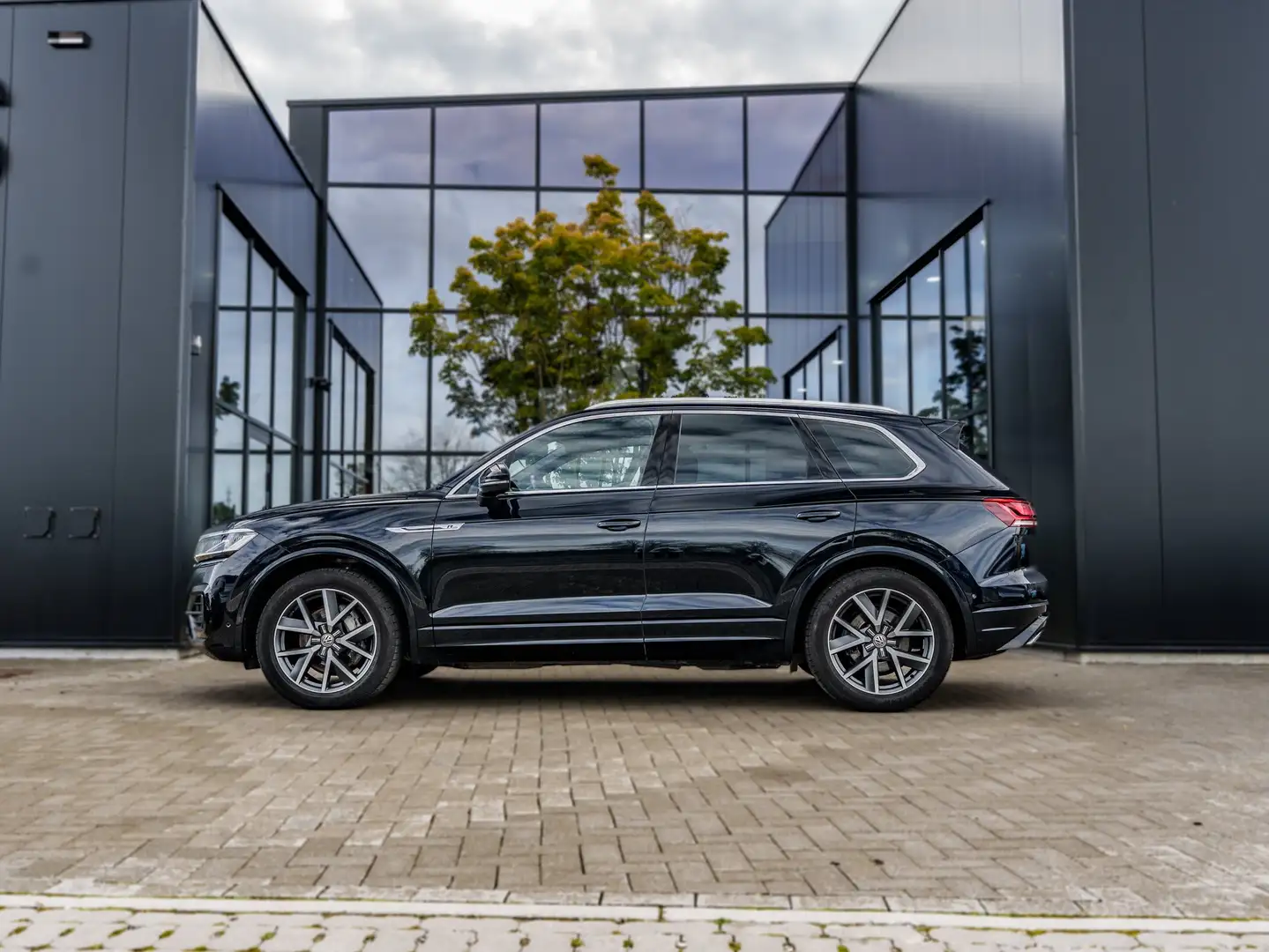 Volkswagen Touareg 3.0 V6 TDI - 4Motion - R-line - HUD - ACC - Blauw - 2