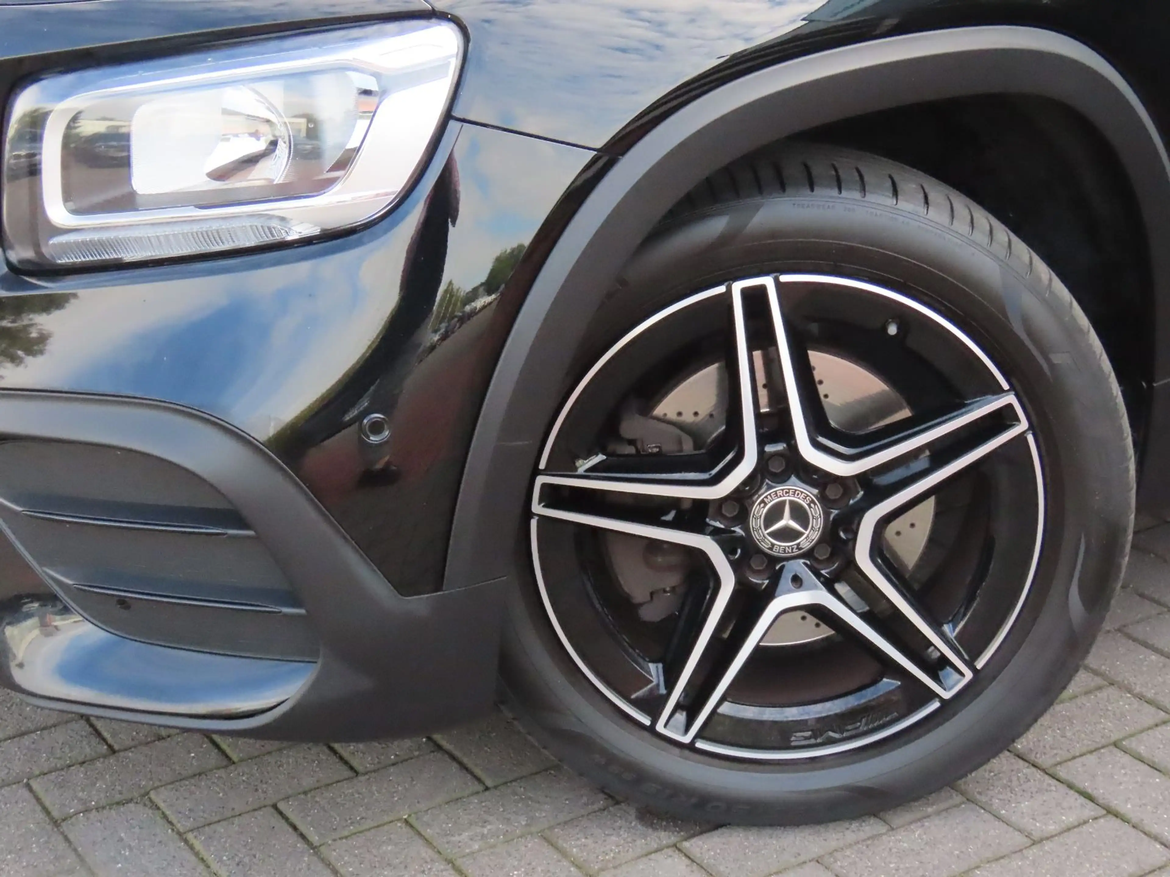 Mercedes-Benz GLB 200 d Autom. AMG-Line Leder Sitzheizung 360° — photo 6