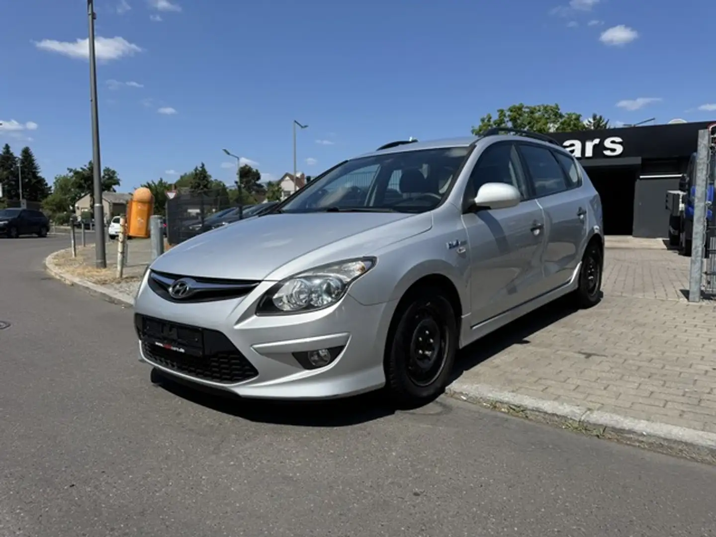 Hyundai i30 CW 1.6 Blue Drive 6-Gang Klima Grigio - 1