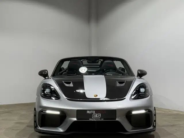 Porsche 718 Spyder view 3