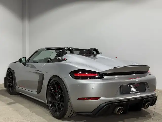 Porsche 718 Spyder view 5