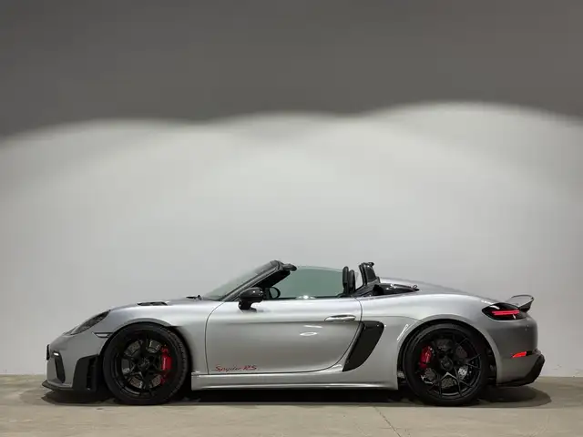 Porsche 718 Spyder view 9