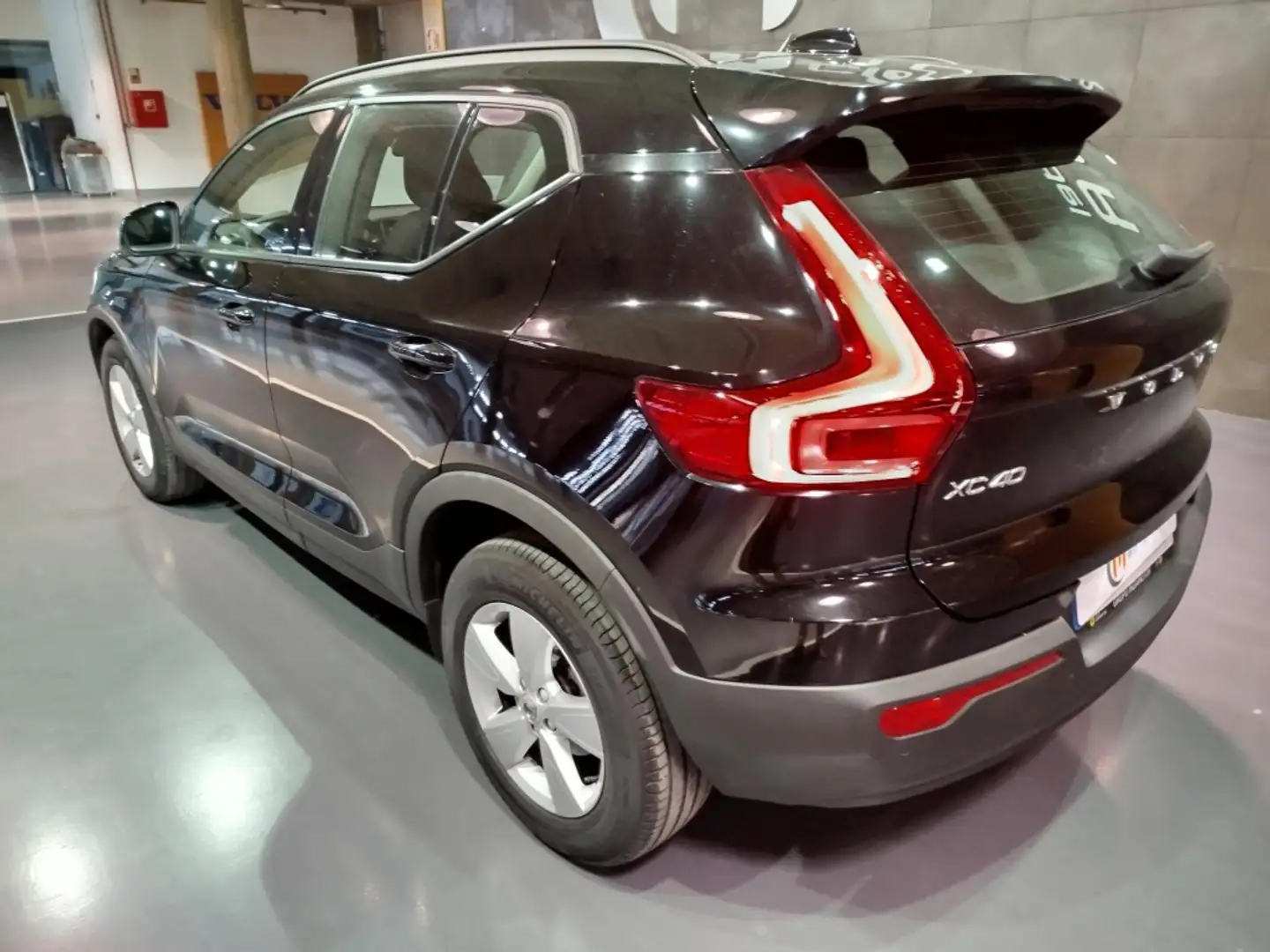 Volvo XC40 T2 Essential Aut. Negro - 2