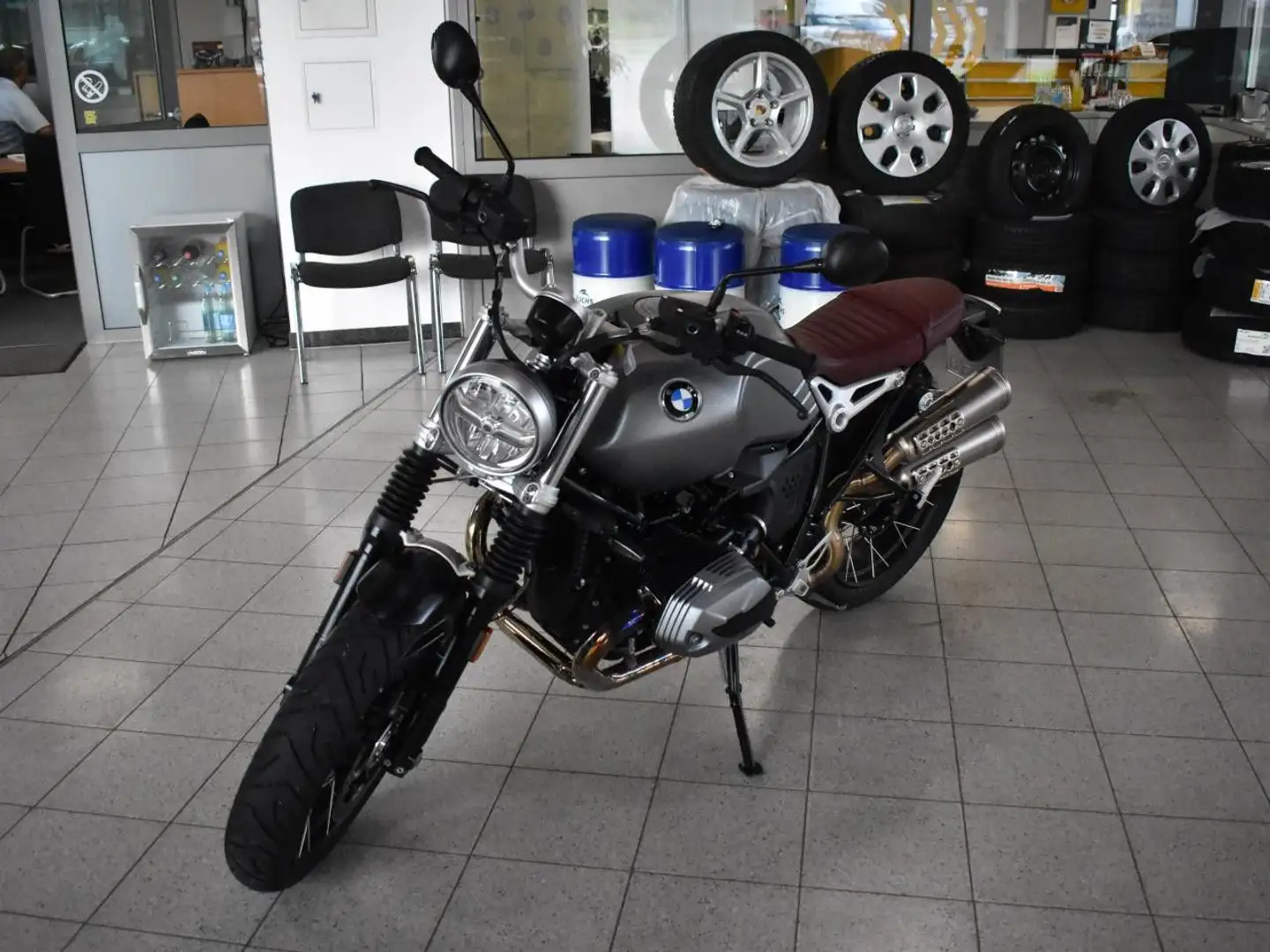 BMW R nineT Scrambler, Doppelsitzbank, Kreuzspeichr. Gris - 1