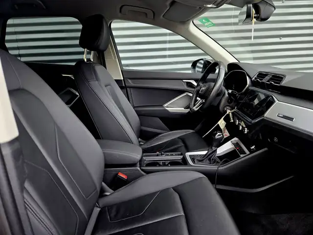 Audi Q3 view 15