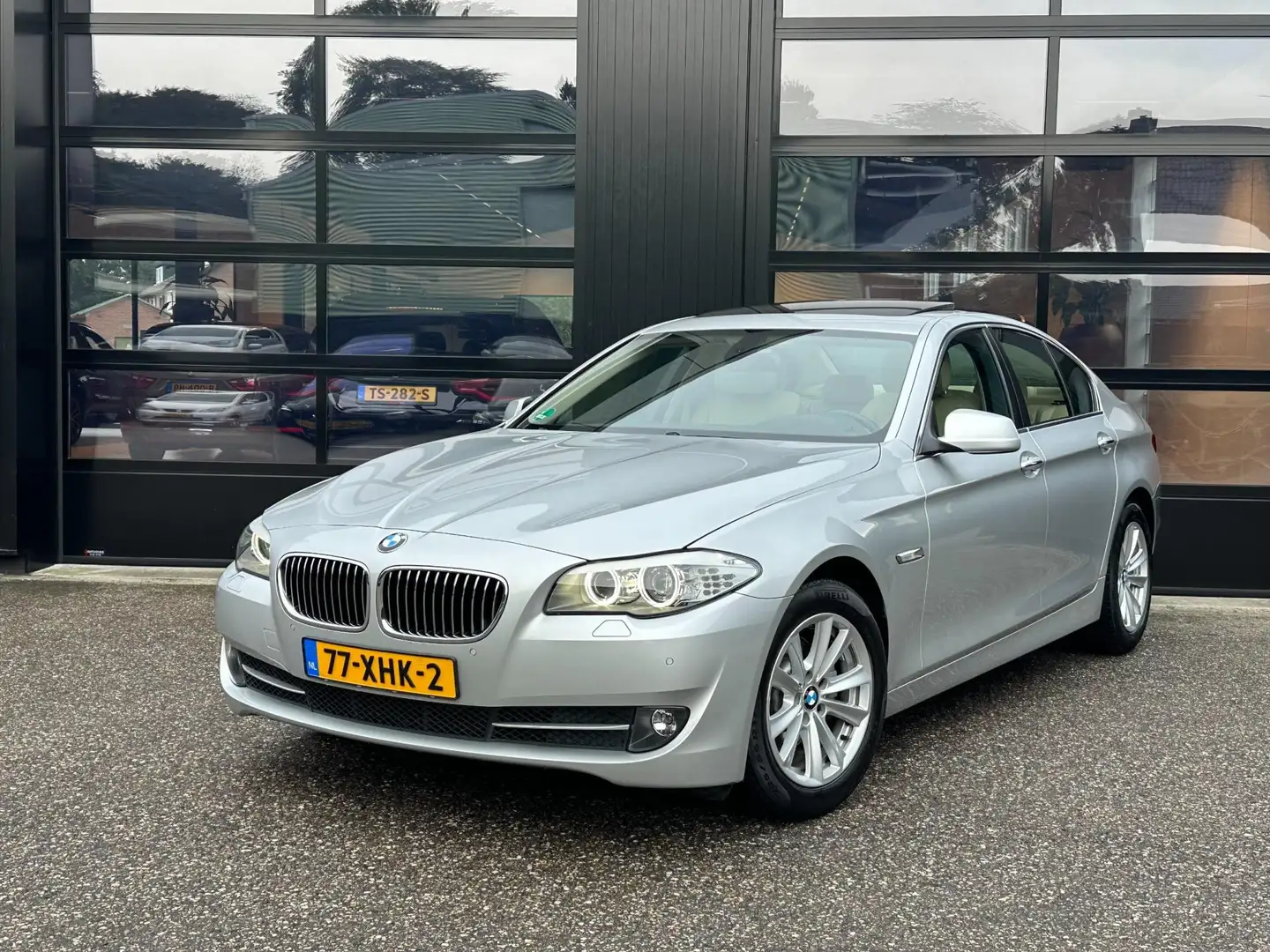 BMW 520 5-serie 520i High Executive Xenon Navi Schuifdak L Gris - 1