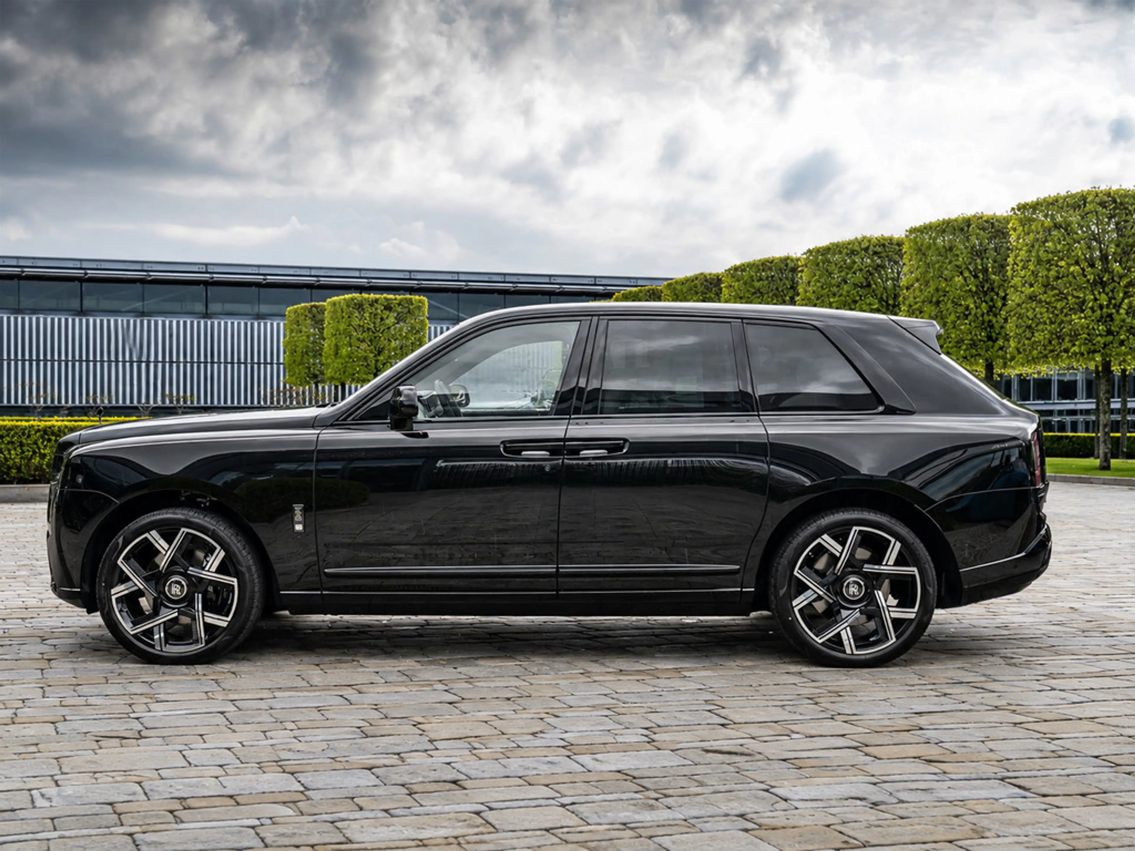 Rolls-Royce Cullinan Black Badge SERIES II + SHOOTING STA — photo 4