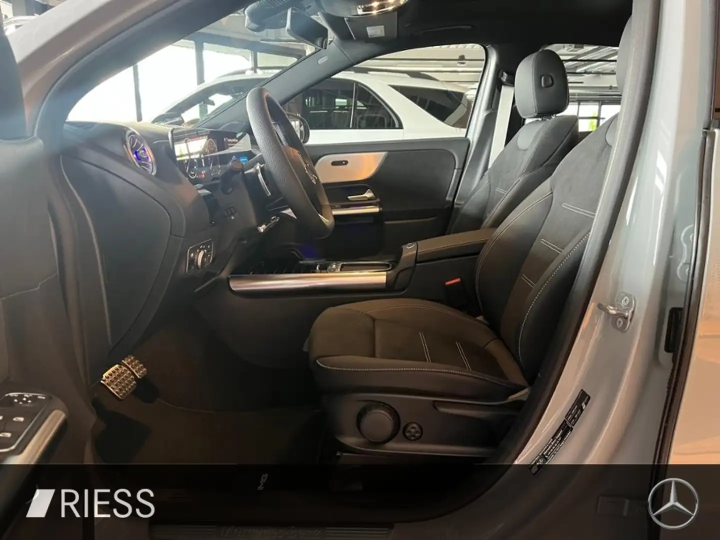 Mercedes-Benz GLA 200 AMG+AHK+PANO+MULTIBEAM+KAMERA+EASY-PACK+ Gris - 2