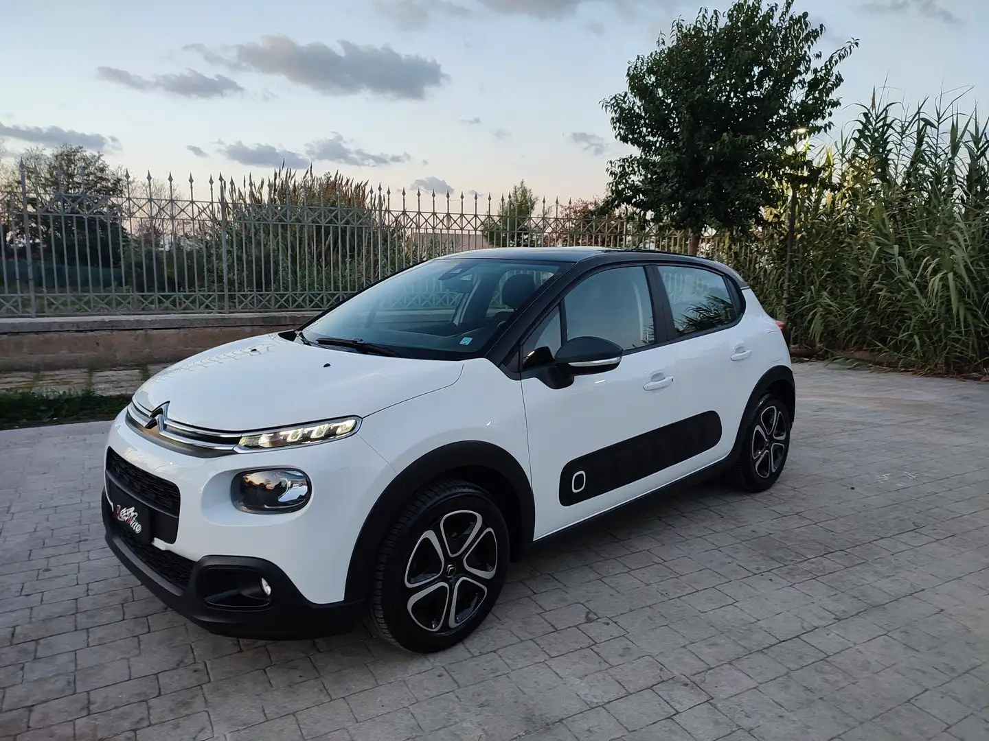 Citroen C3 SHINE 1.5 BLUE HDI 102 CV TETTO NERO STEREO TOUCHE Blanc - 1