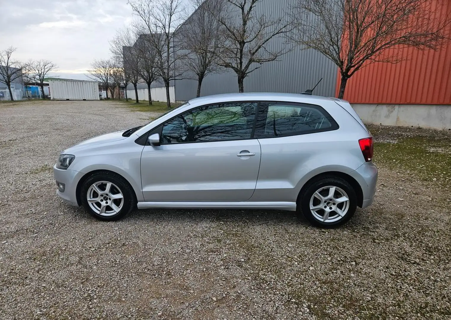 Volkswagen Polo 1.2 TDI 75ch Trendline BlueMotion Très Bon Etat.. Gris - 2