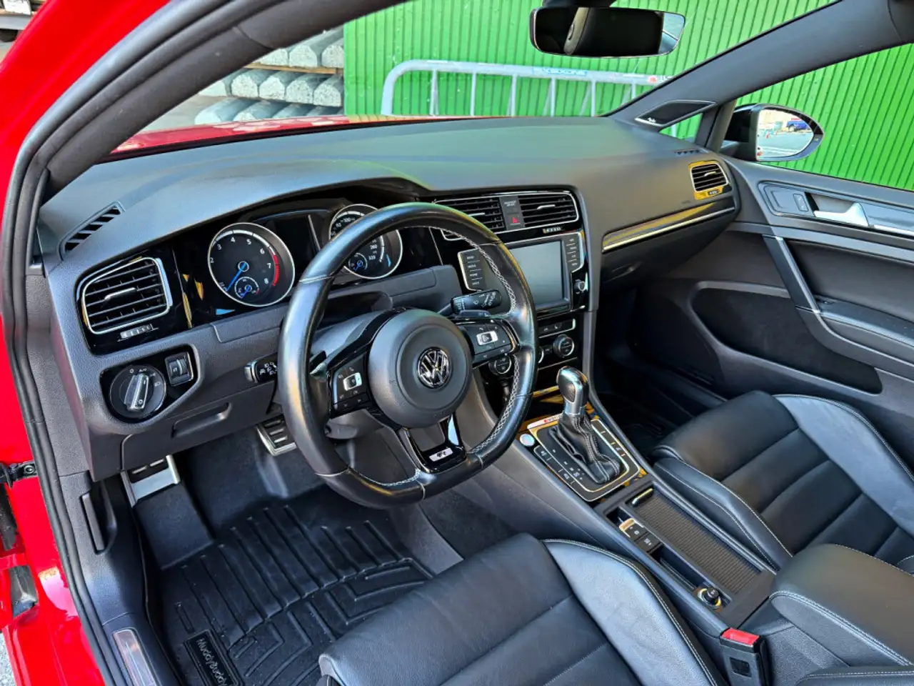 Volkswagen Golf R снимка Volkswagen Golf R