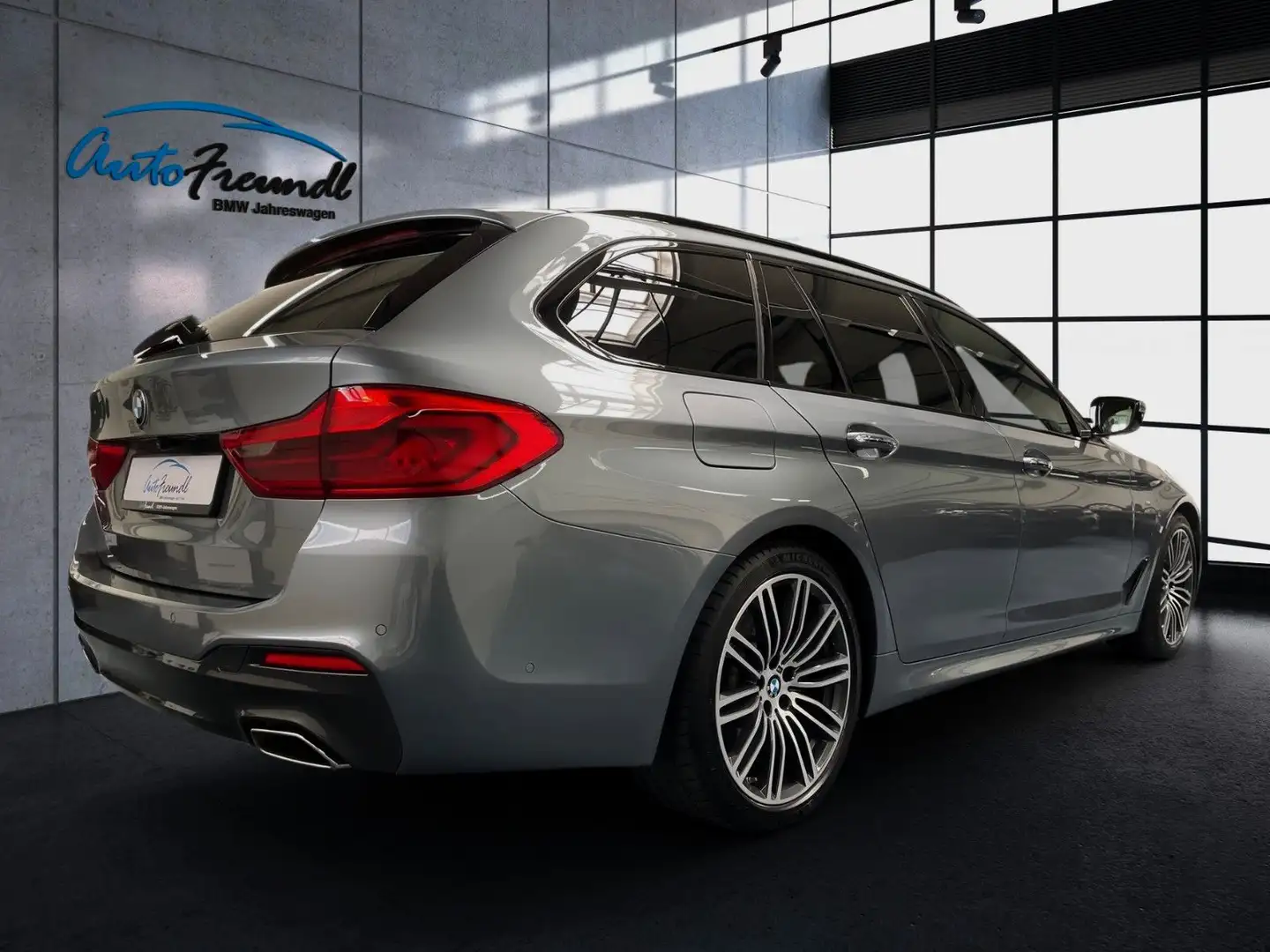 BMW 530 d xDrive M Sport *Pano*AHK*HuD*H&K*4xSH* Grau - 2