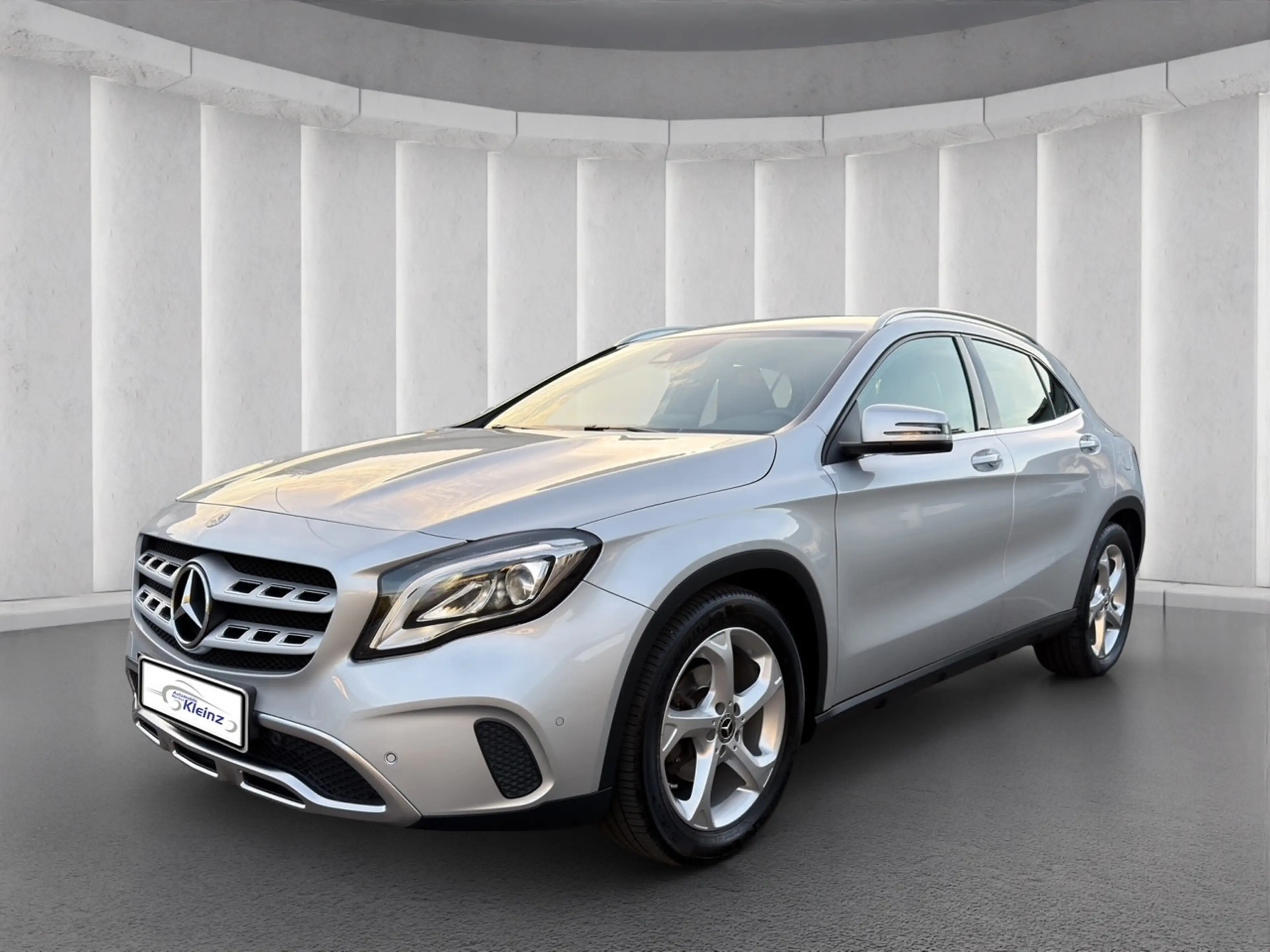 Mercedes-Benz GLA 200 AHK+R-KAMERA+LED+KEYLESS-START+TEMPOMAT