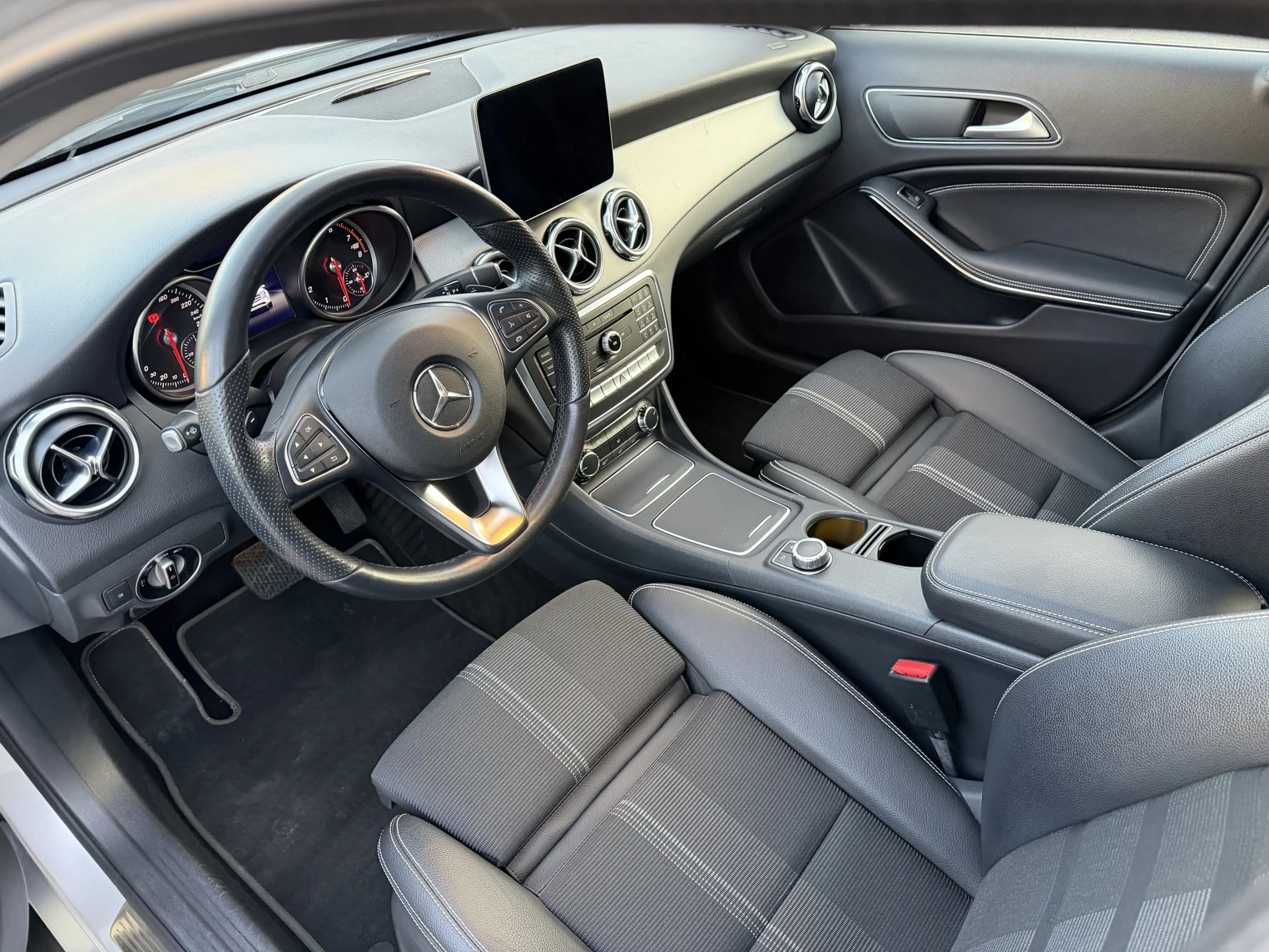 Mercedes-Benz GLA 200 AHK+R-KAMERA+LED+KEYLESS-START+TEMPOMAT — photo 5