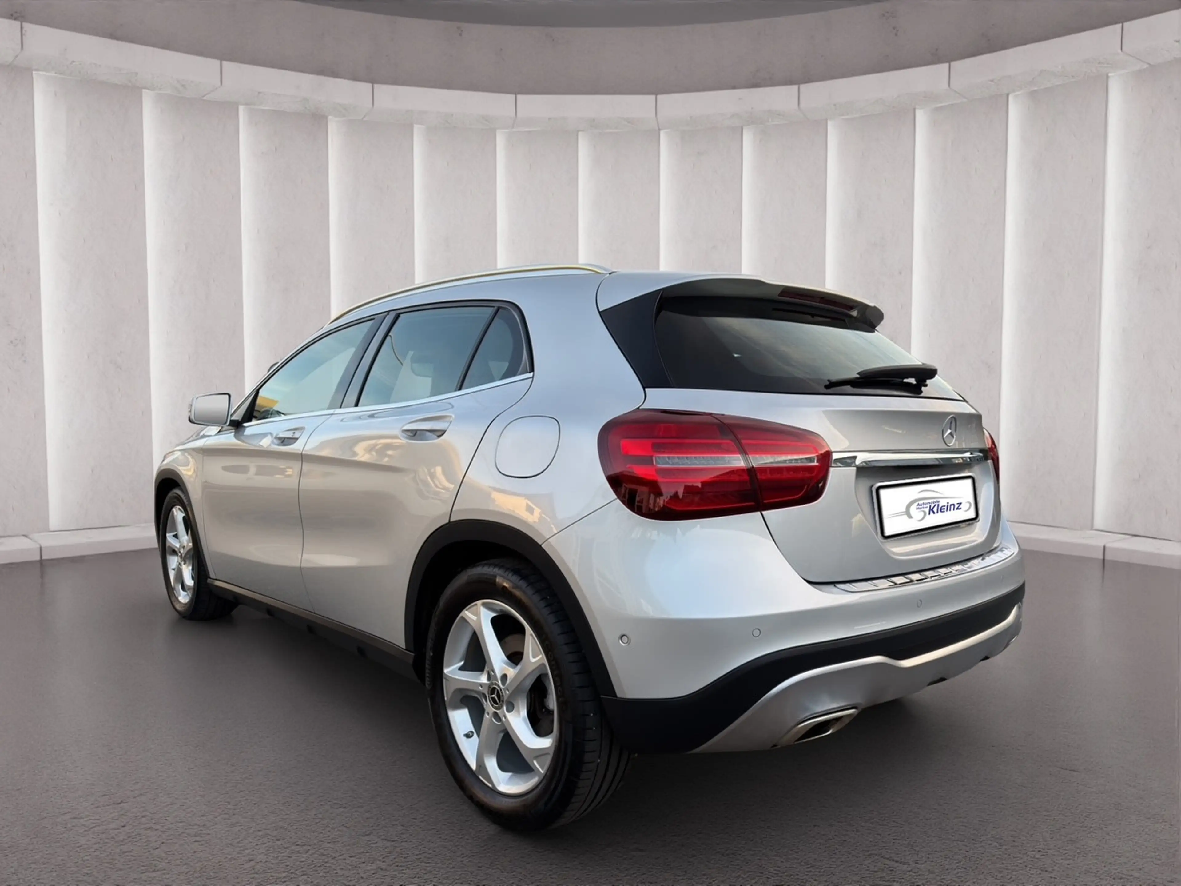 Mercedes-Benz GLA 200 AHK+R-KAMERA+LED+KEYLESS-START+TEMPOMAT — photo 2