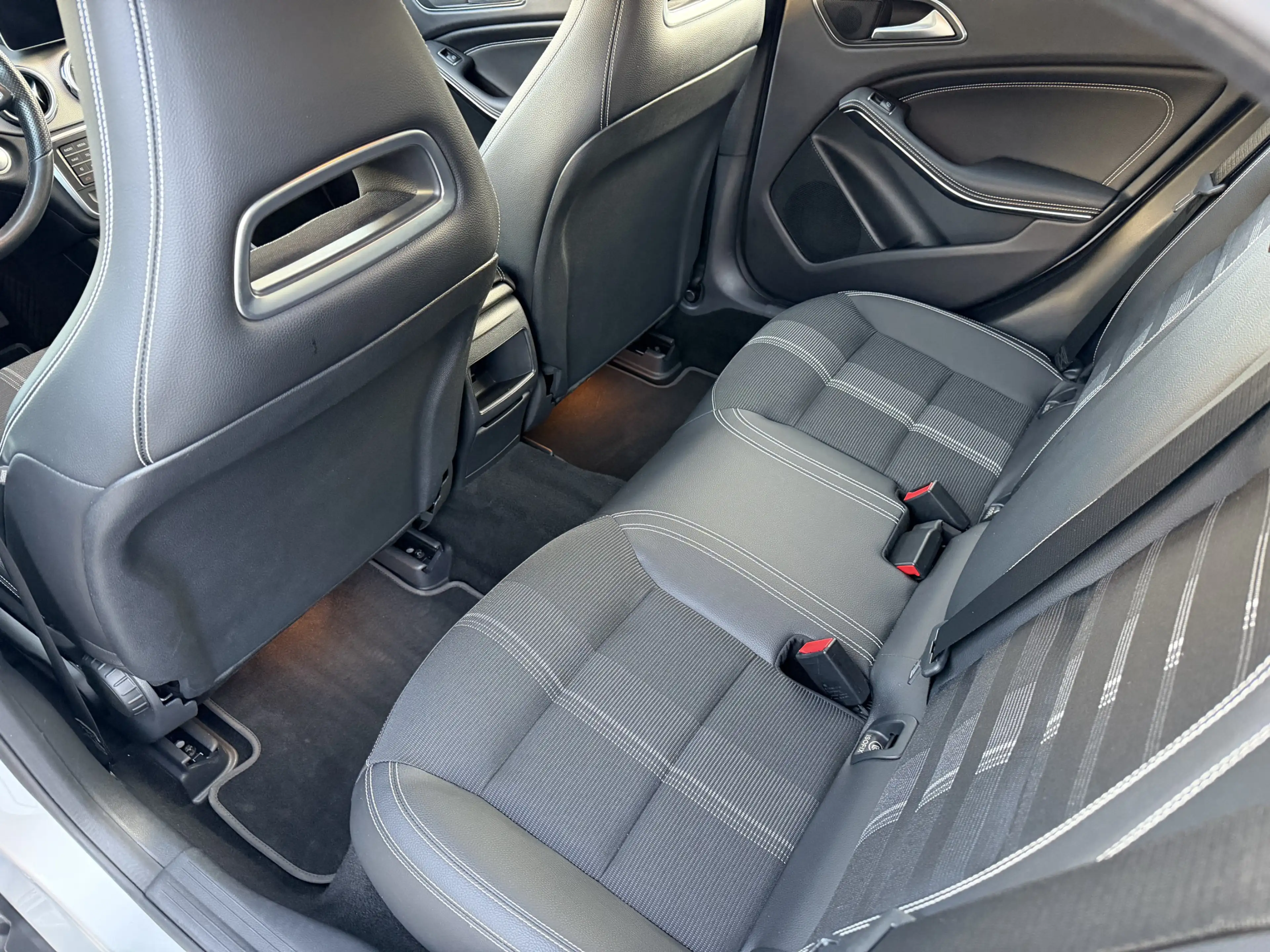 Mercedes-Benz GLA 200 AHK+R-KAMERA+LED+KEYLESS-START+TEMPOMAT — photo 9