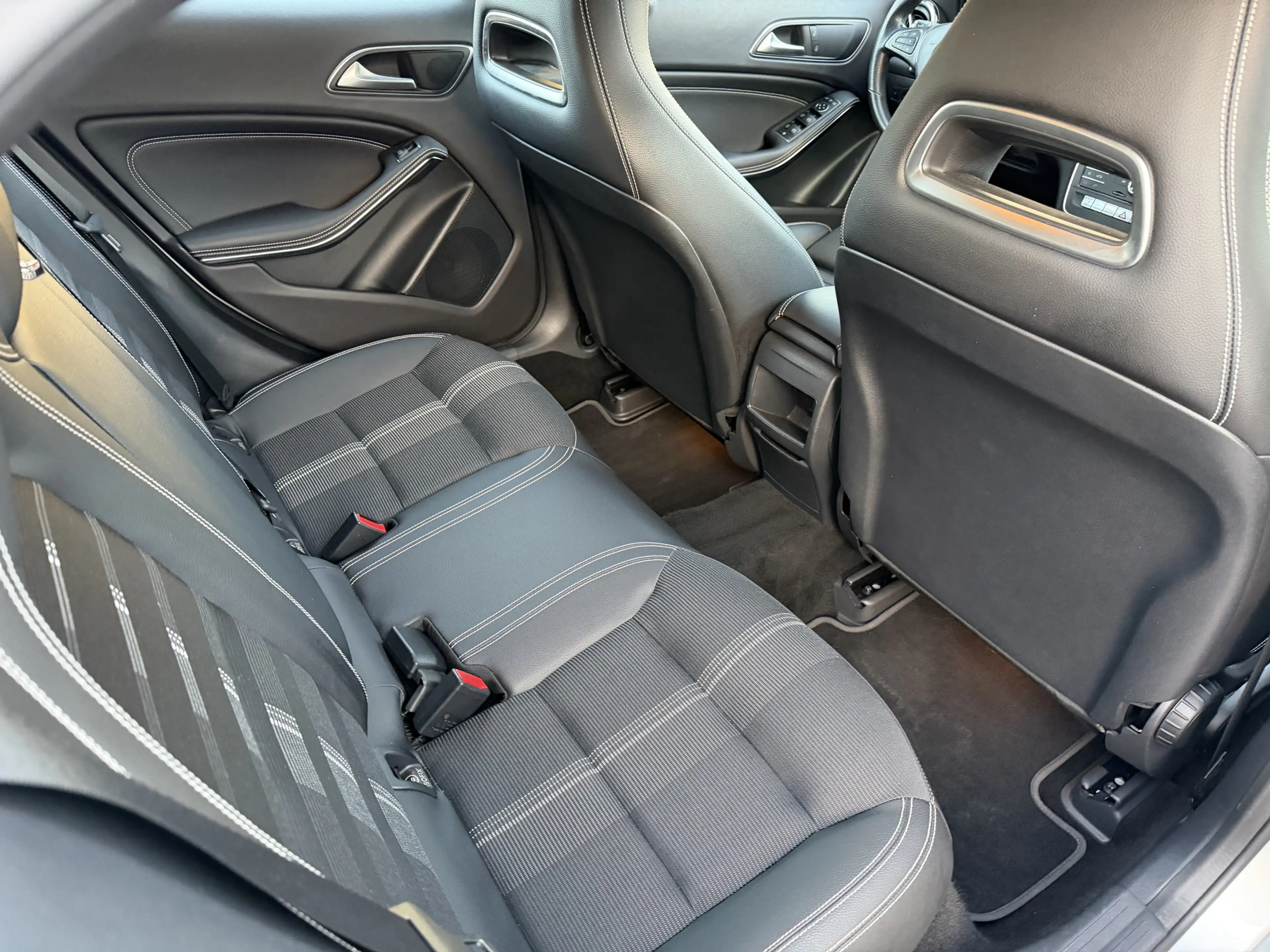 Mercedes-Benz GLA 200 AHK+R-KAMERA+LED+KEYLESS-START+TEMPOMAT — photo 12