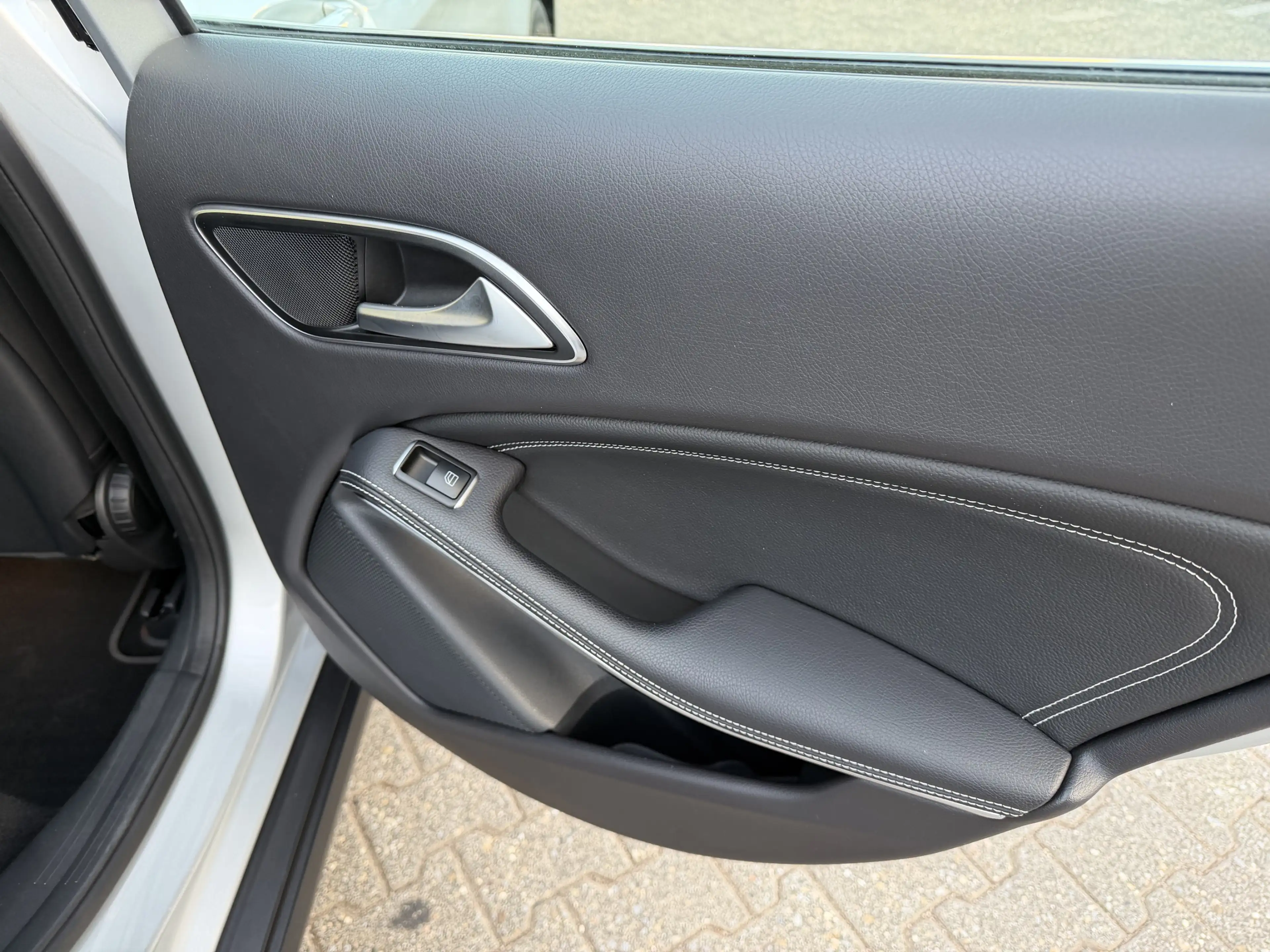 Mercedes-Benz GLA 200 AHK+R-KAMERA+LED+KEYLESS-START+TEMPOMAT — photo 13