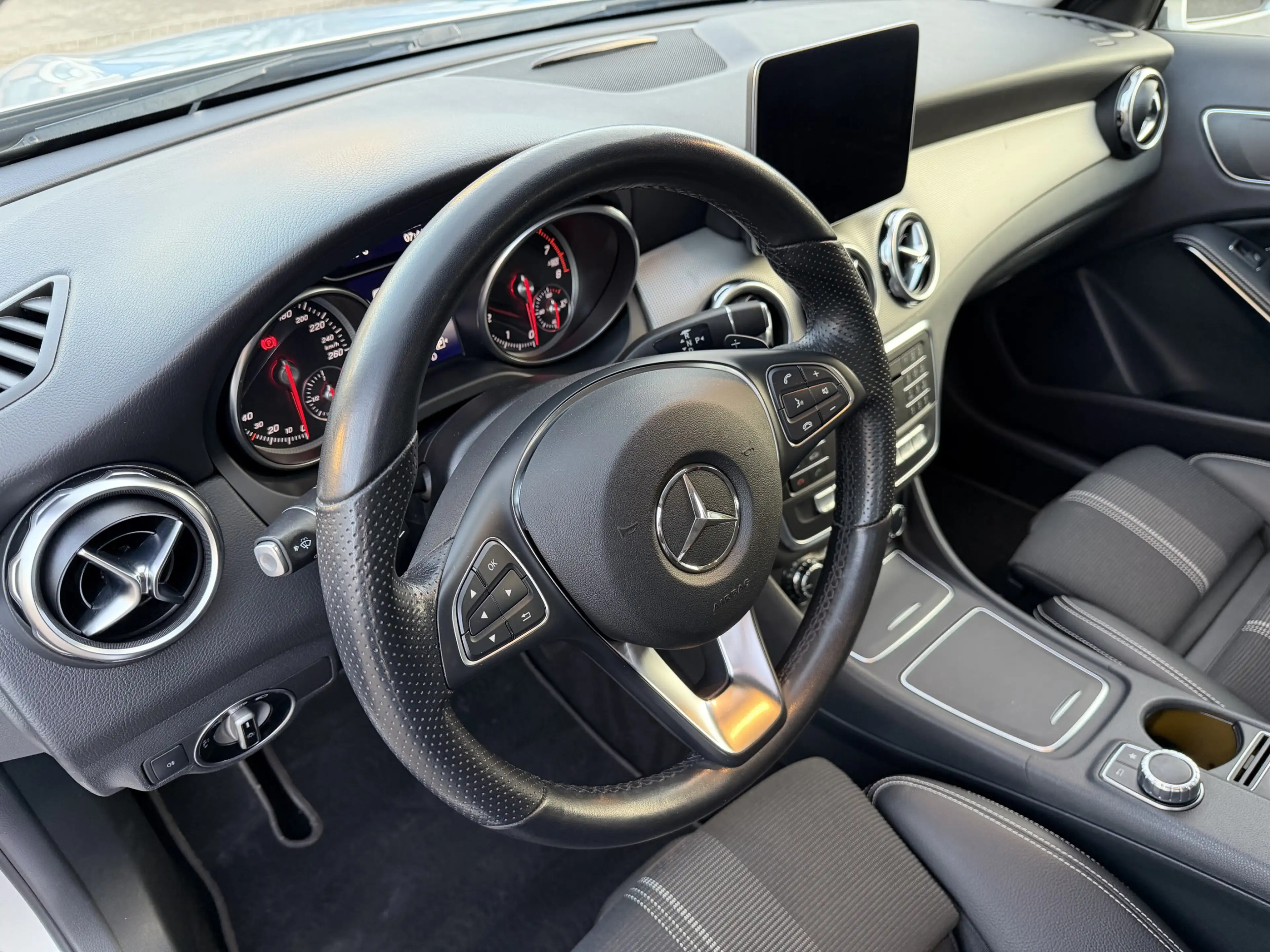 Mercedes-Benz GLA 200 AHK+R-KAMERA+LED+KEYLESS-START+TEMPOMAT — photo 8