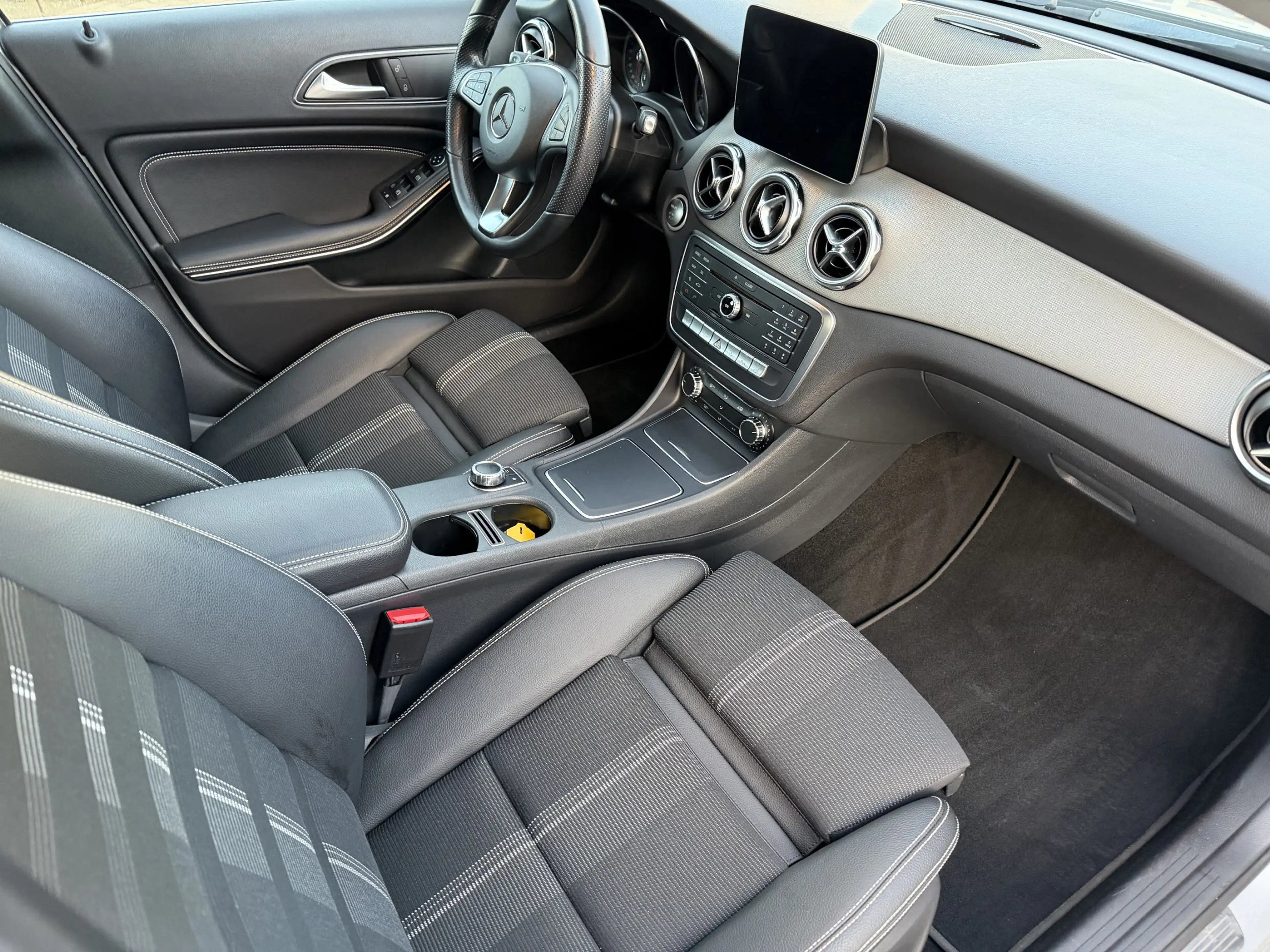 Mercedes-Benz GLA 200 AHK+R-KAMERA+LED+KEYLESS-START+TEMPOMAT — photo 14