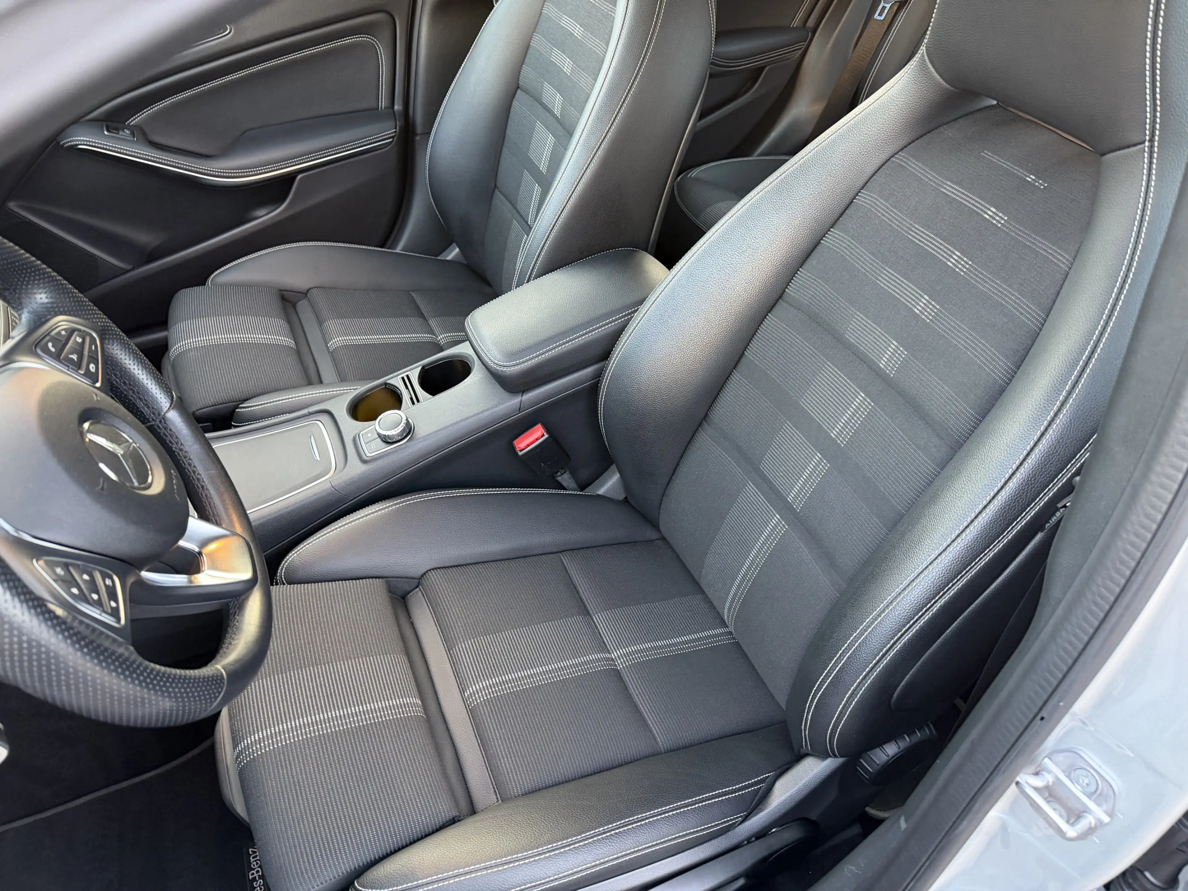 Mercedes-Benz GLA 200 AHK+R-KAMERA+LED+KEYLESS-START+TEMPOMAT — photo 7
