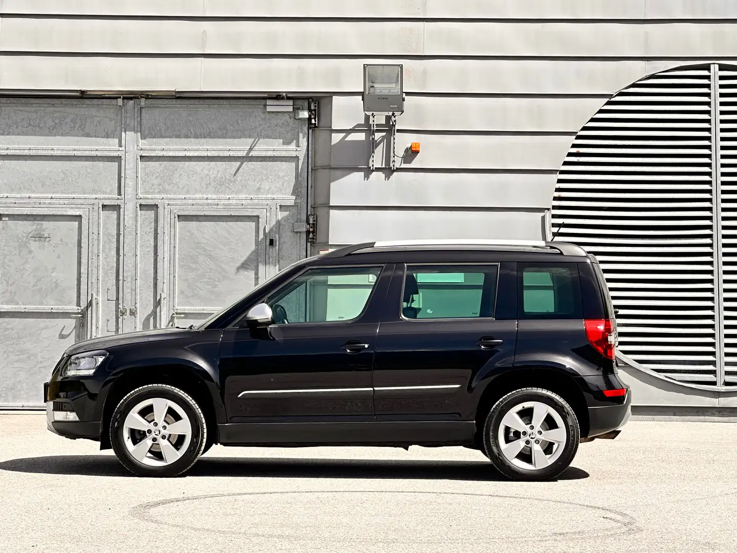 Skoda Yeti 2.0 TDI SCR Elegance Outdoor 4x4 / Klima / 135 tkm Schwarz - 1