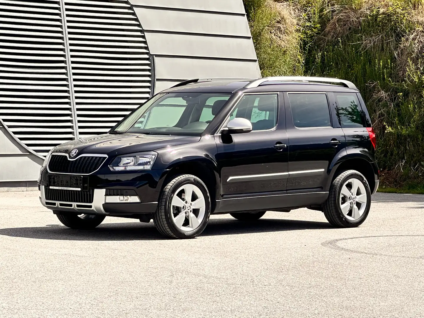 Skoda Yeti 2.0 TDI SCR Elegance Outdoor 4x4 / Klima / 135 tkm Schwarz - 2