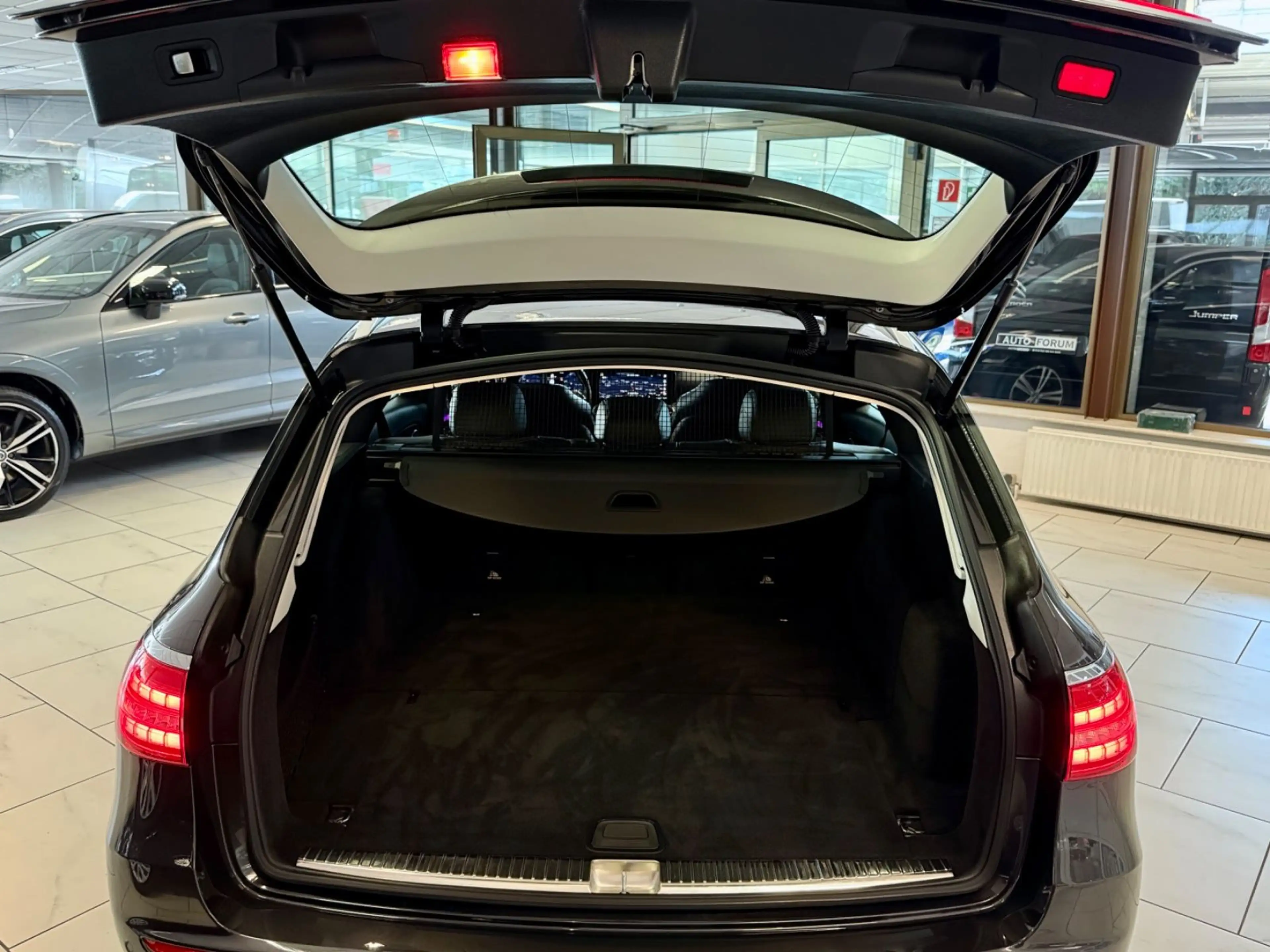 Mercedes-Benz E 220 d T 4M AUT AHK LEDER WIDE 360CAM SHZ LED — photo 9