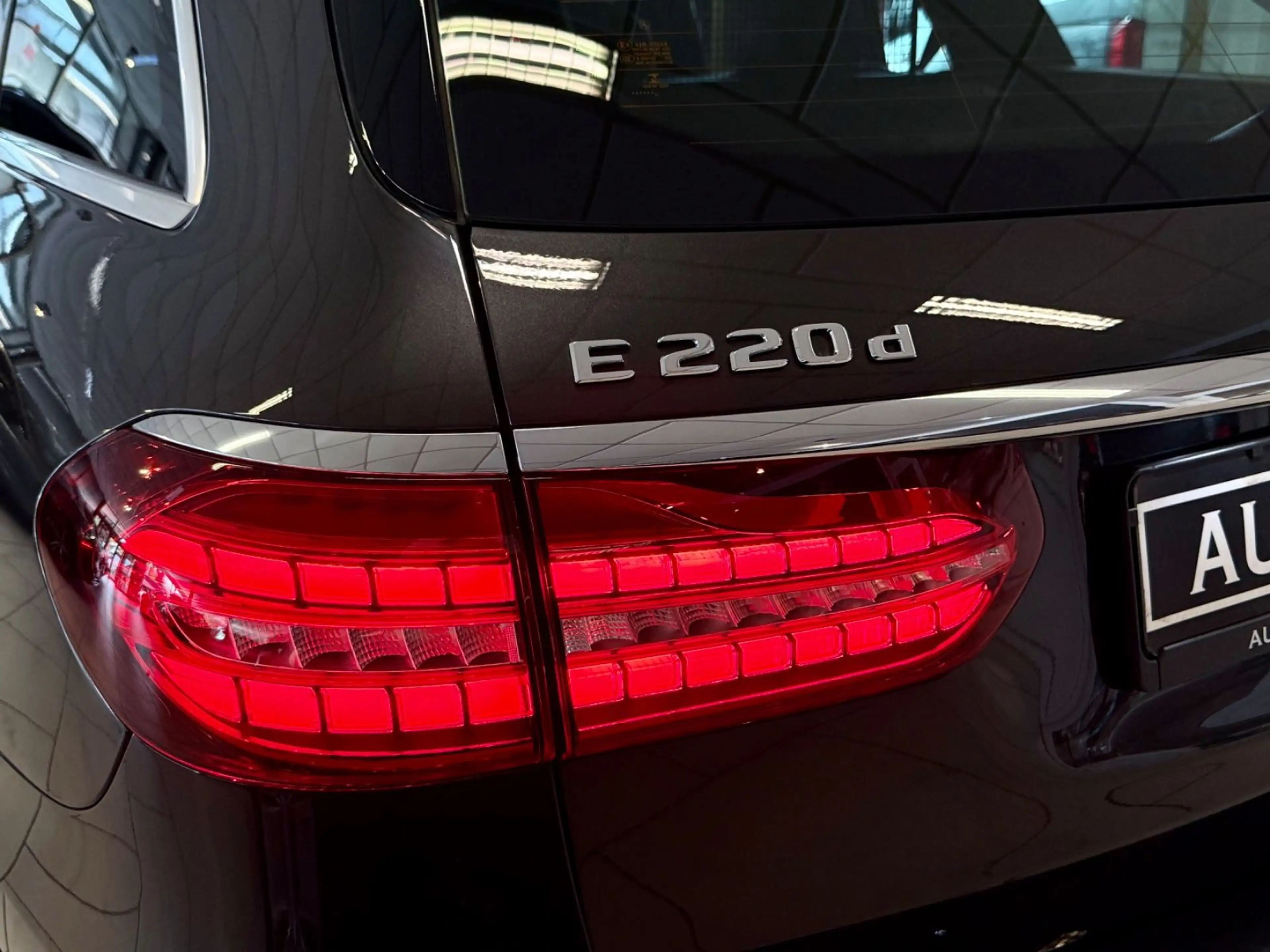 Mercedes-Benz E 220 d T 4M AUT AHK LEDER WIDE 360CAM SHZ LED — photo 7