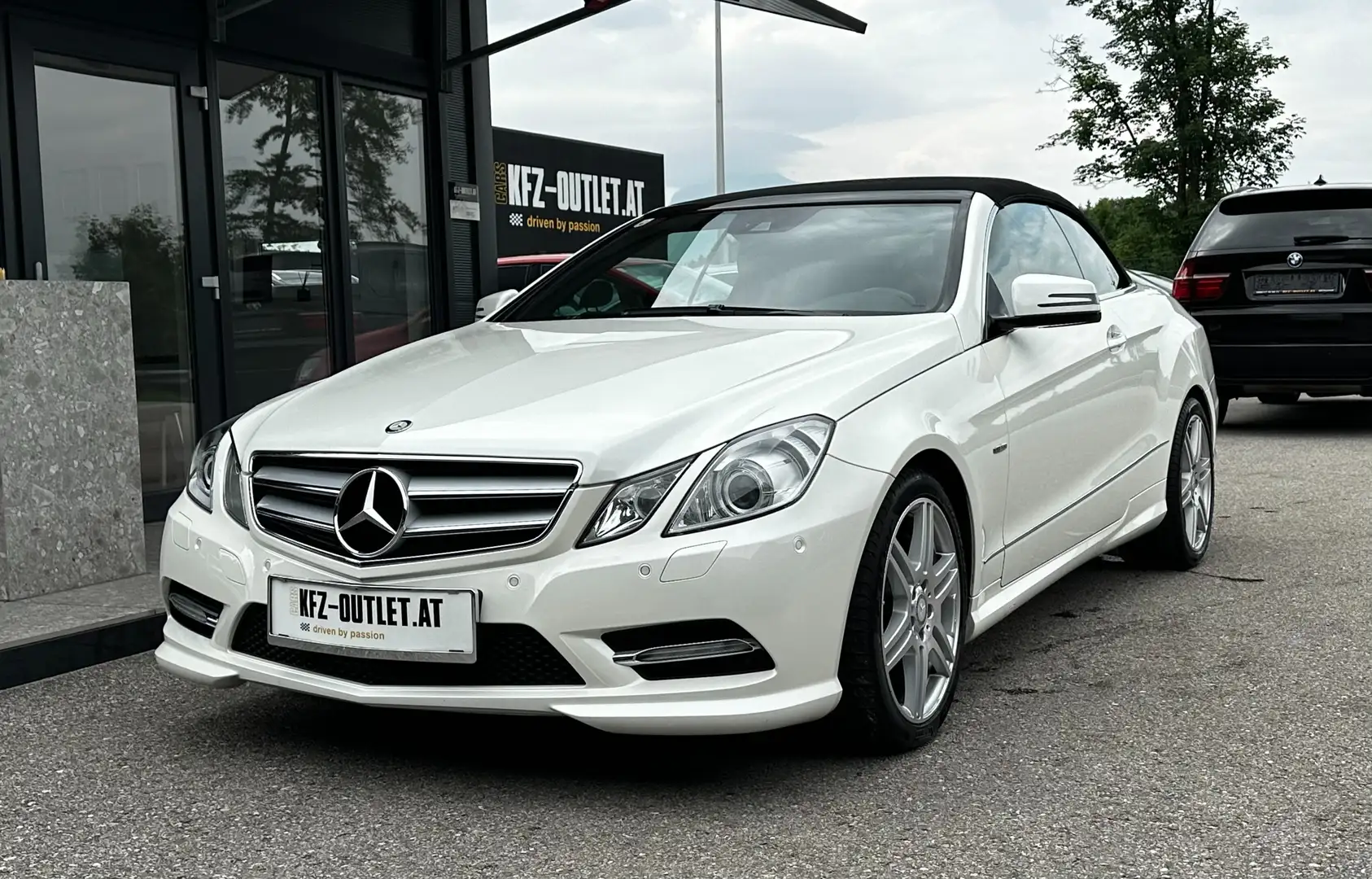 Mercedes-Benz E 500 V8 Cabrio *AMG-Line*HarmanK*Navi*Sitzlüftung* Bílá - 1