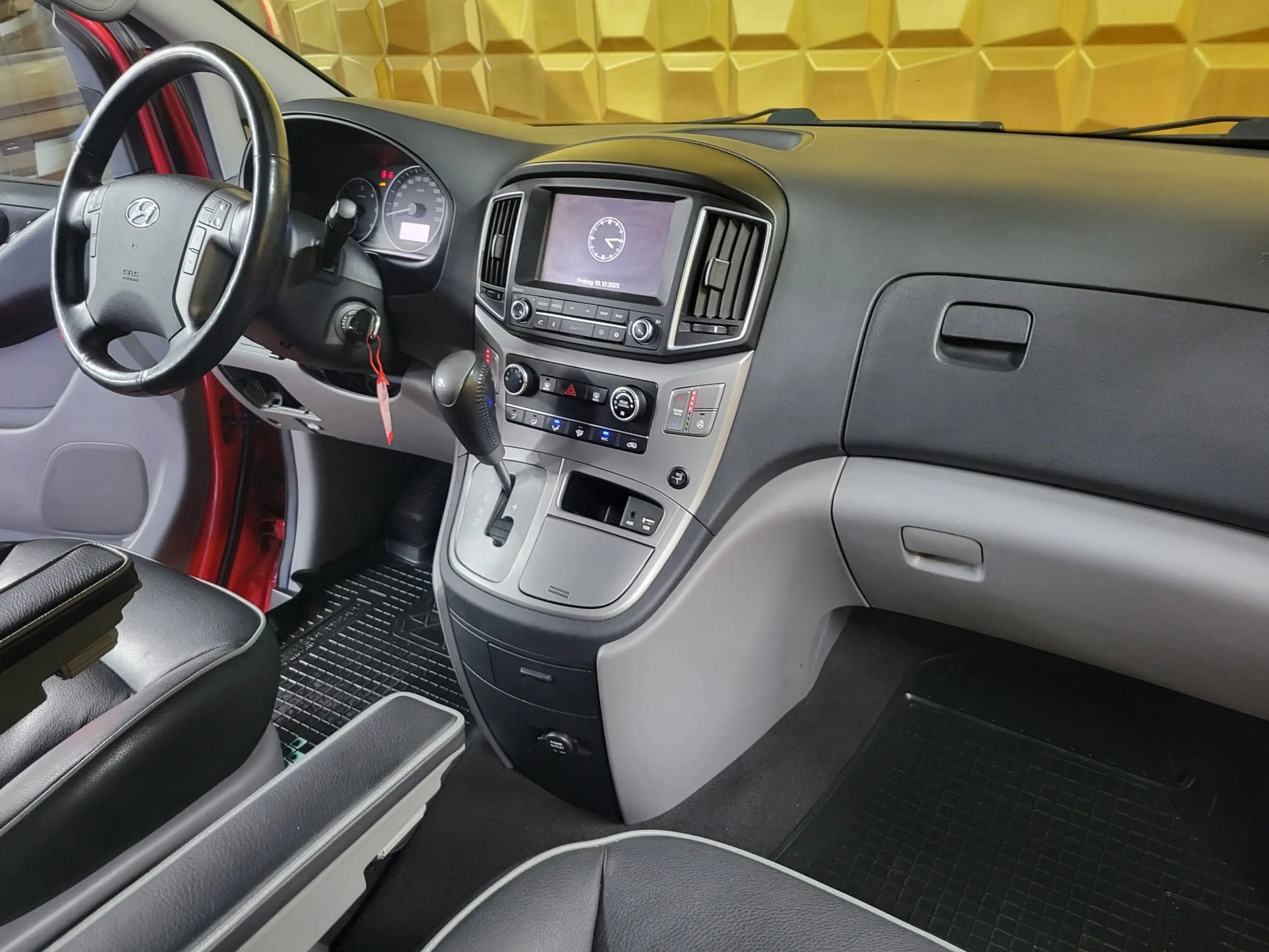 Hyundai H-1 2.5 CRDi Travel KAMERA/TEMP/AHK/NAV — photo 8