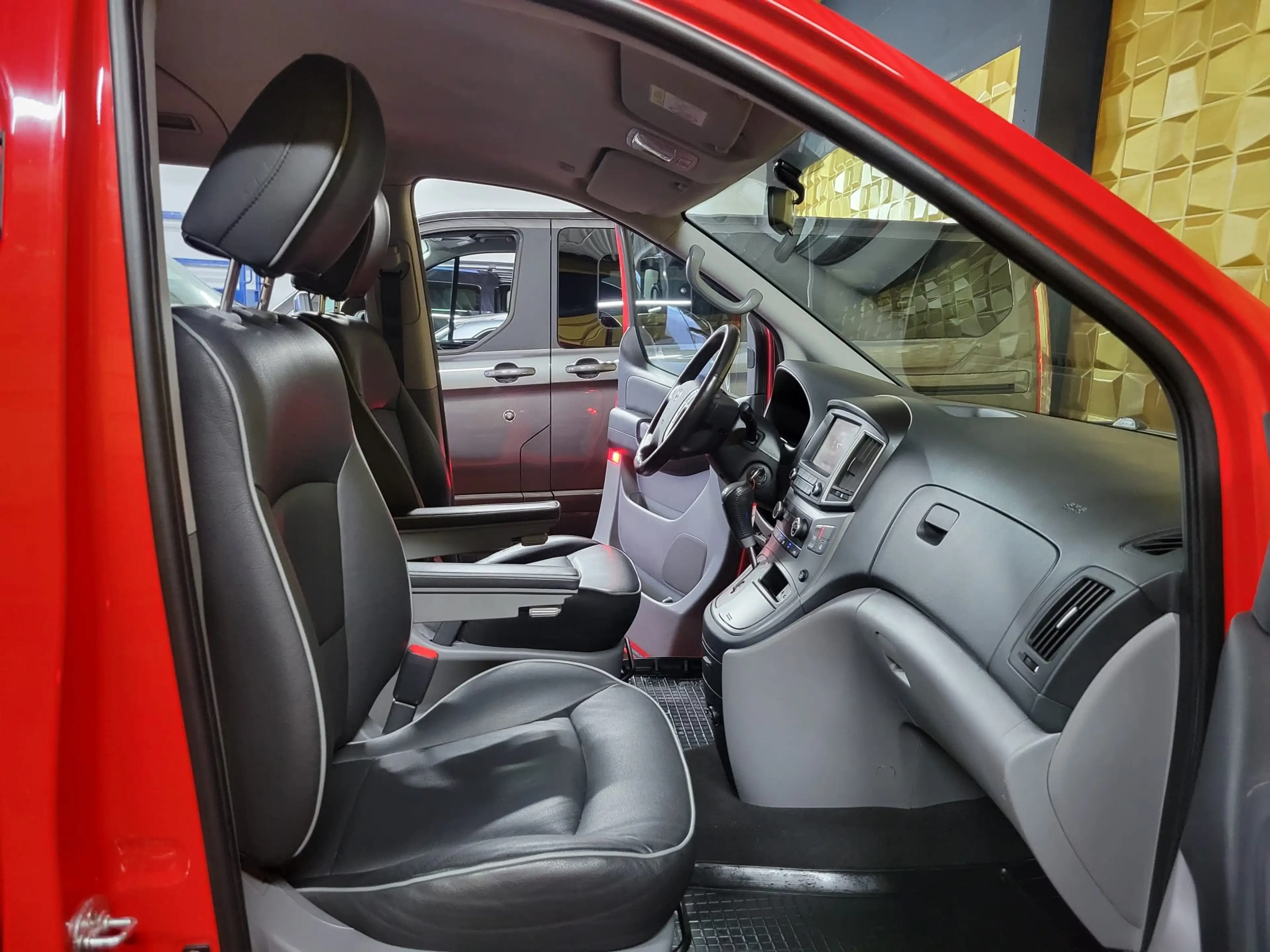 Hyundai H-1 2.5 CRDi Travel KAMERA/TEMP/AHK/NAV — photo 10