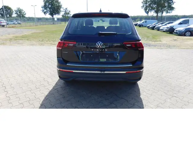 Volkswagen Tiguan Allspace view 4
