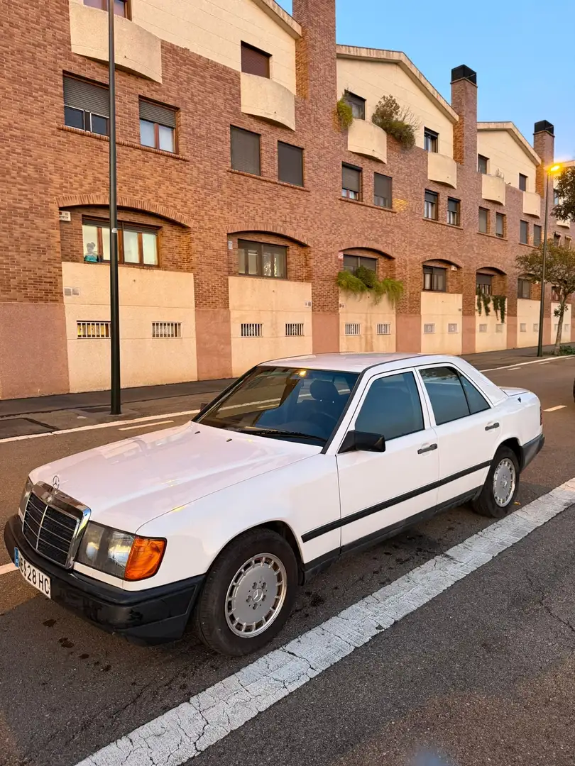 Mercedes-Benz 230 230E - 1