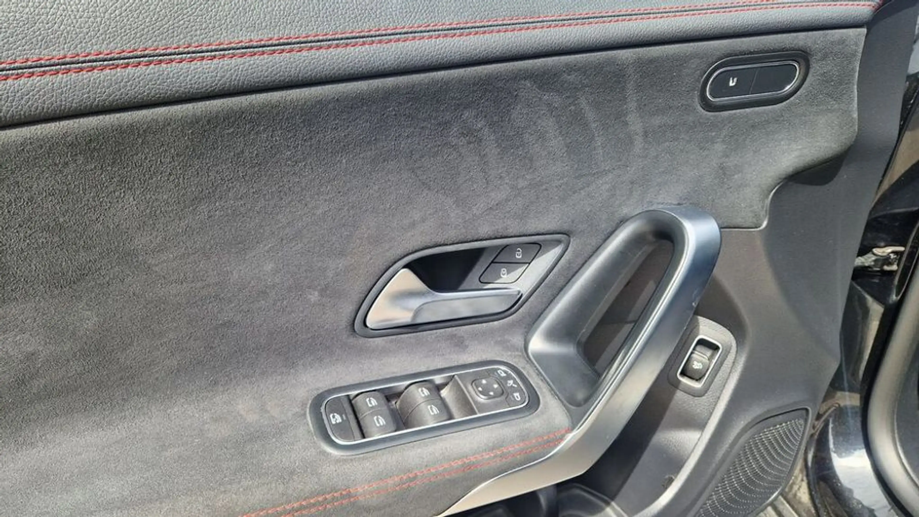 Mercedes-Benz CLA 200 d AMG-Line — photo 13