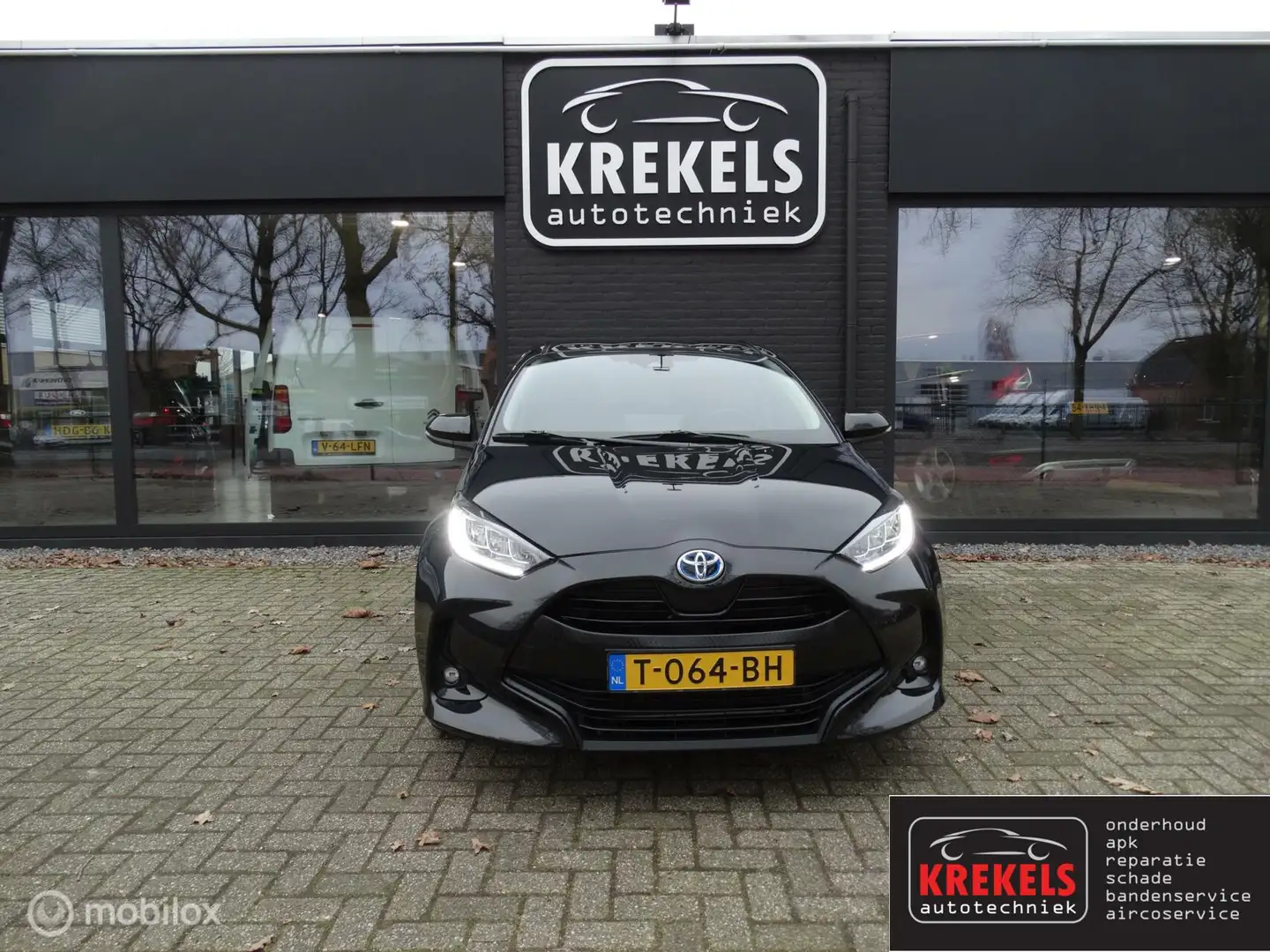 Toyota Yaris 1.5 Hybrid Dynamic AUTOMAAT Zwart - 2