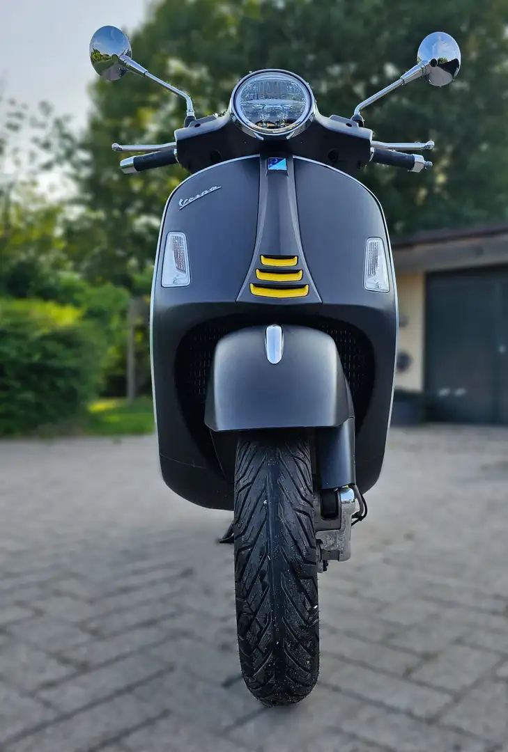 Vespa GTS Super Tech 300 Noir - 1