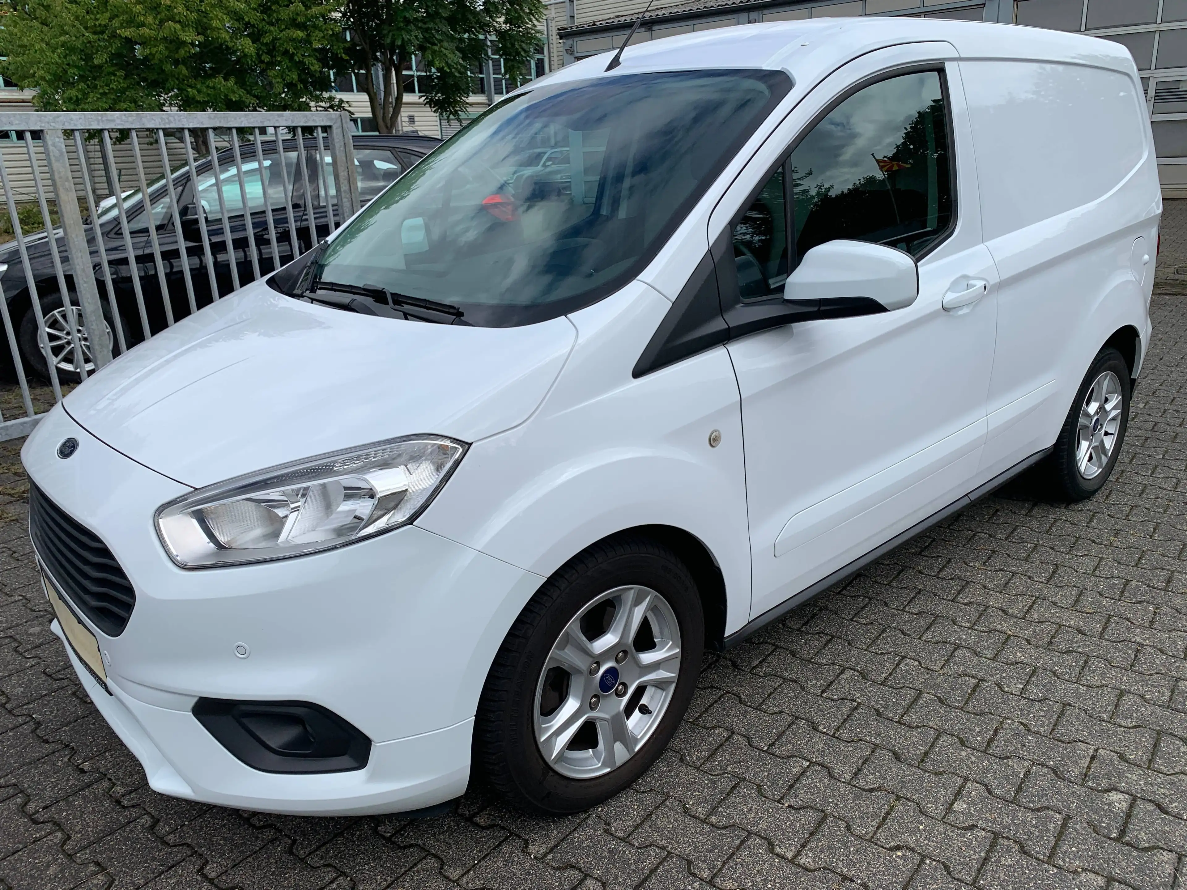 Ford Transit Courier Limited 74 KW Benziner-Navi-SHZG-Klima-PDC v+h-ALU-DAB-Telefonie-Tempomat-55 Tkm — photo 3