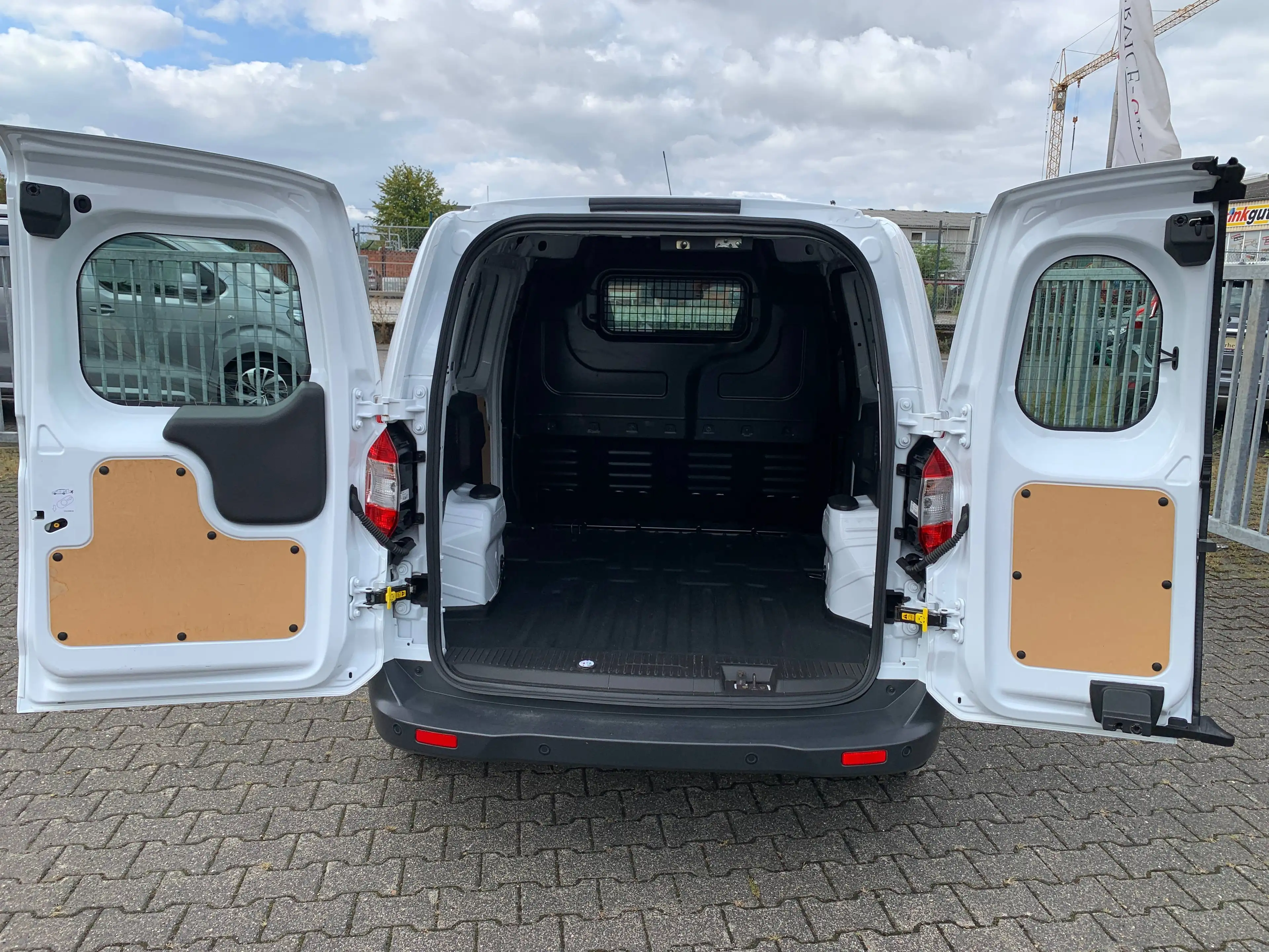 Ford Transit Courier Limited 74 KW Benziner-Navi-SHZG-Klima-PDC v+h-ALU-DAB-Telefonie-Tempomat-55 Tkm — photo 7