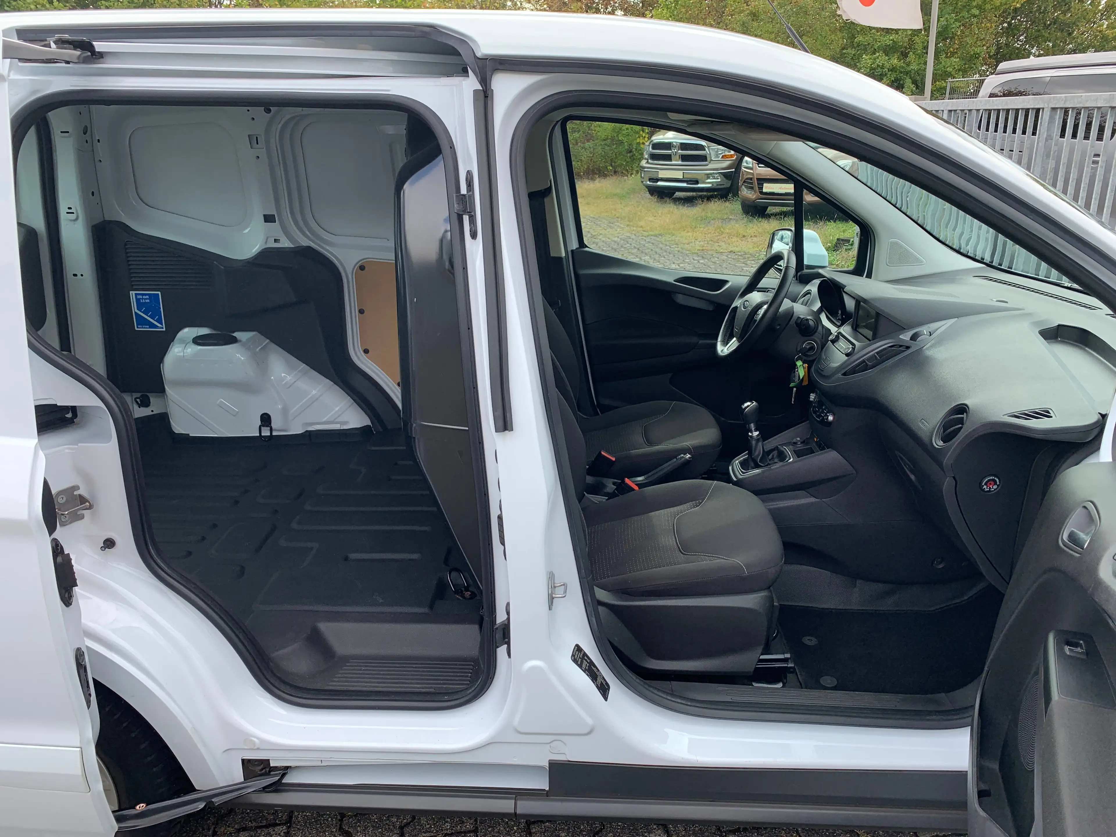 Ford Transit Courier Limited 74 KW Benziner-Navi-SHZG-Klima-PDC v+h-ALU-DAB-Telefonie-Tempomat-55 Tkm — photo 9