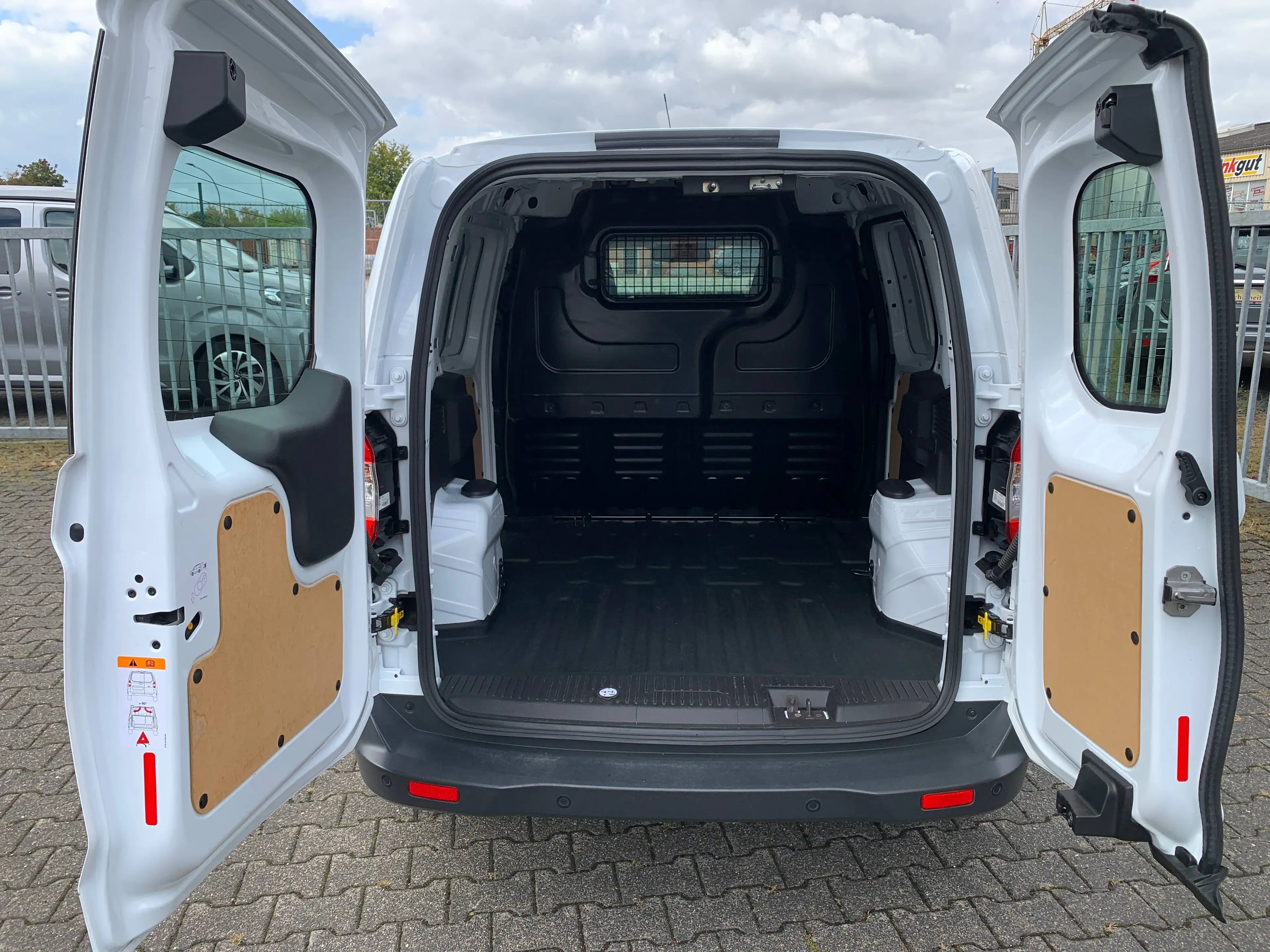 Ford Transit Courier Limited 74 KW Benziner-Navi-SHZG-Klima-PDC v+h-ALU-DAB-Telefonie-Tempomat-55 Tkm — photo 6