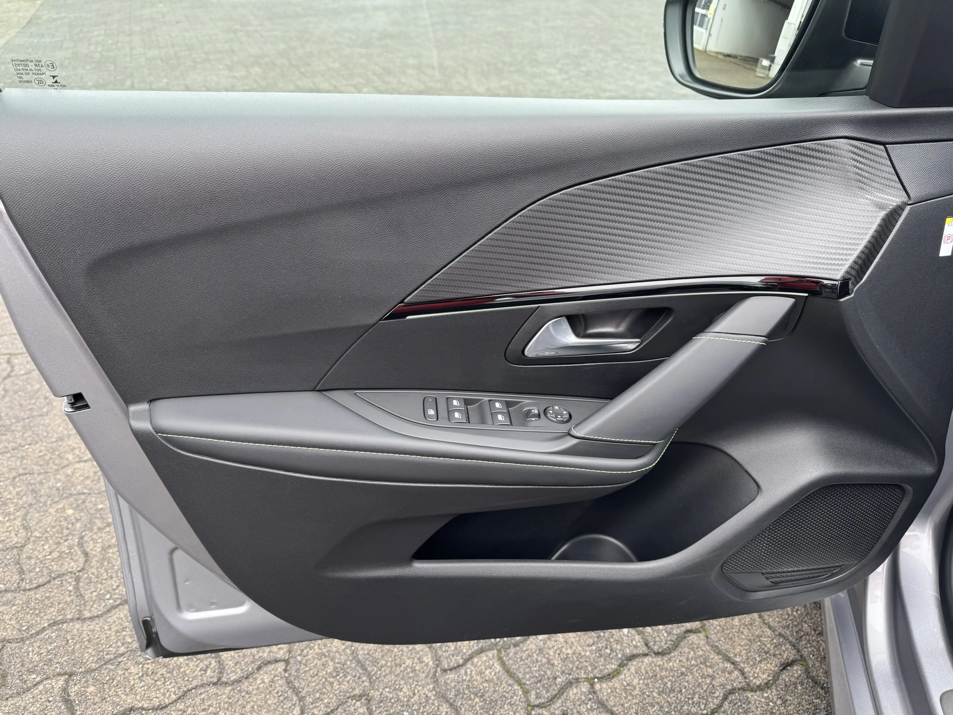 Peugeot e-208 GT Pack 136PS | Sitzheizung | Glasdach — photo 13