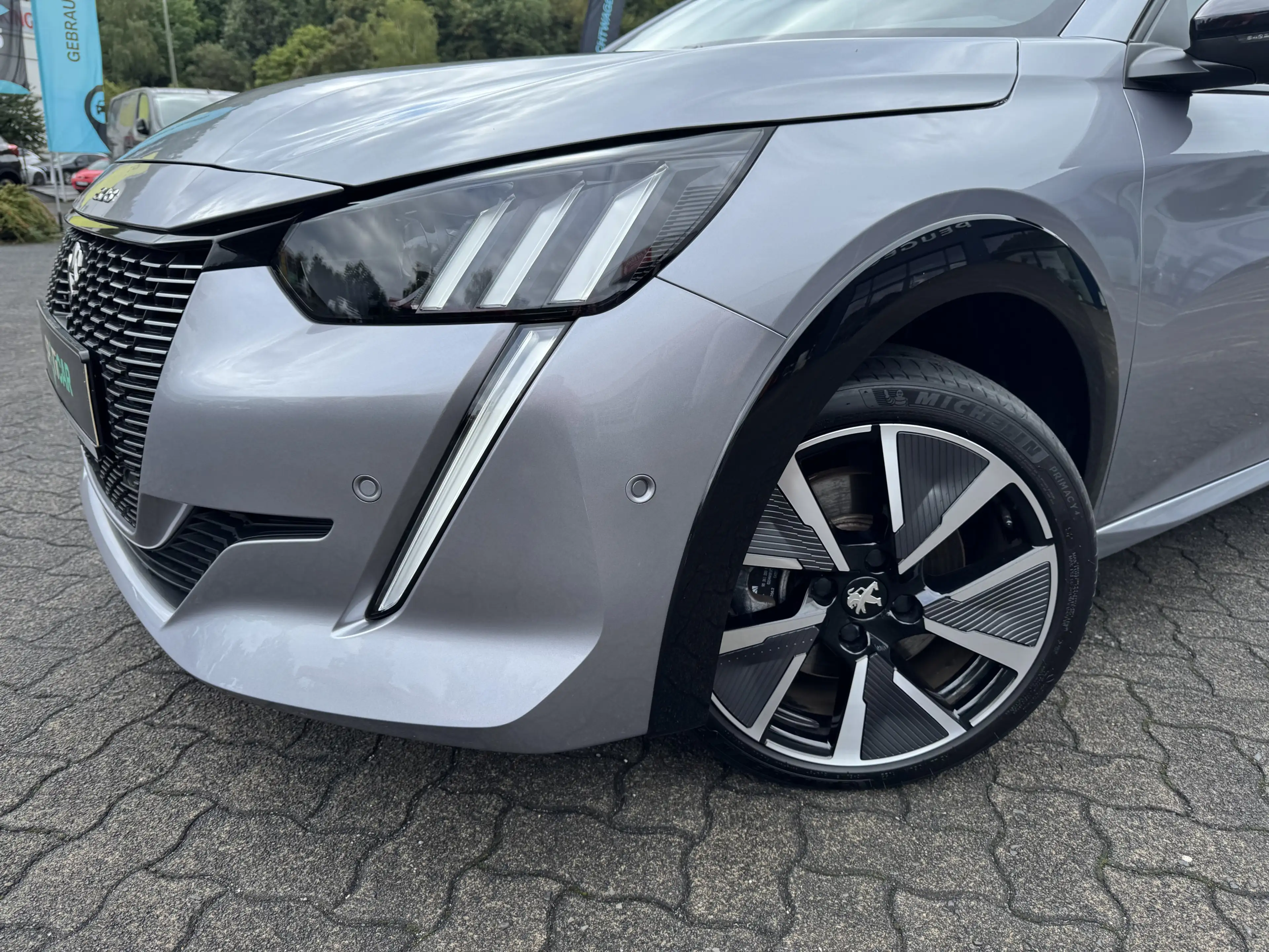 Peugeot e-208 GT Pack 136PS | Sitzheizung | Glasdach — photo 2