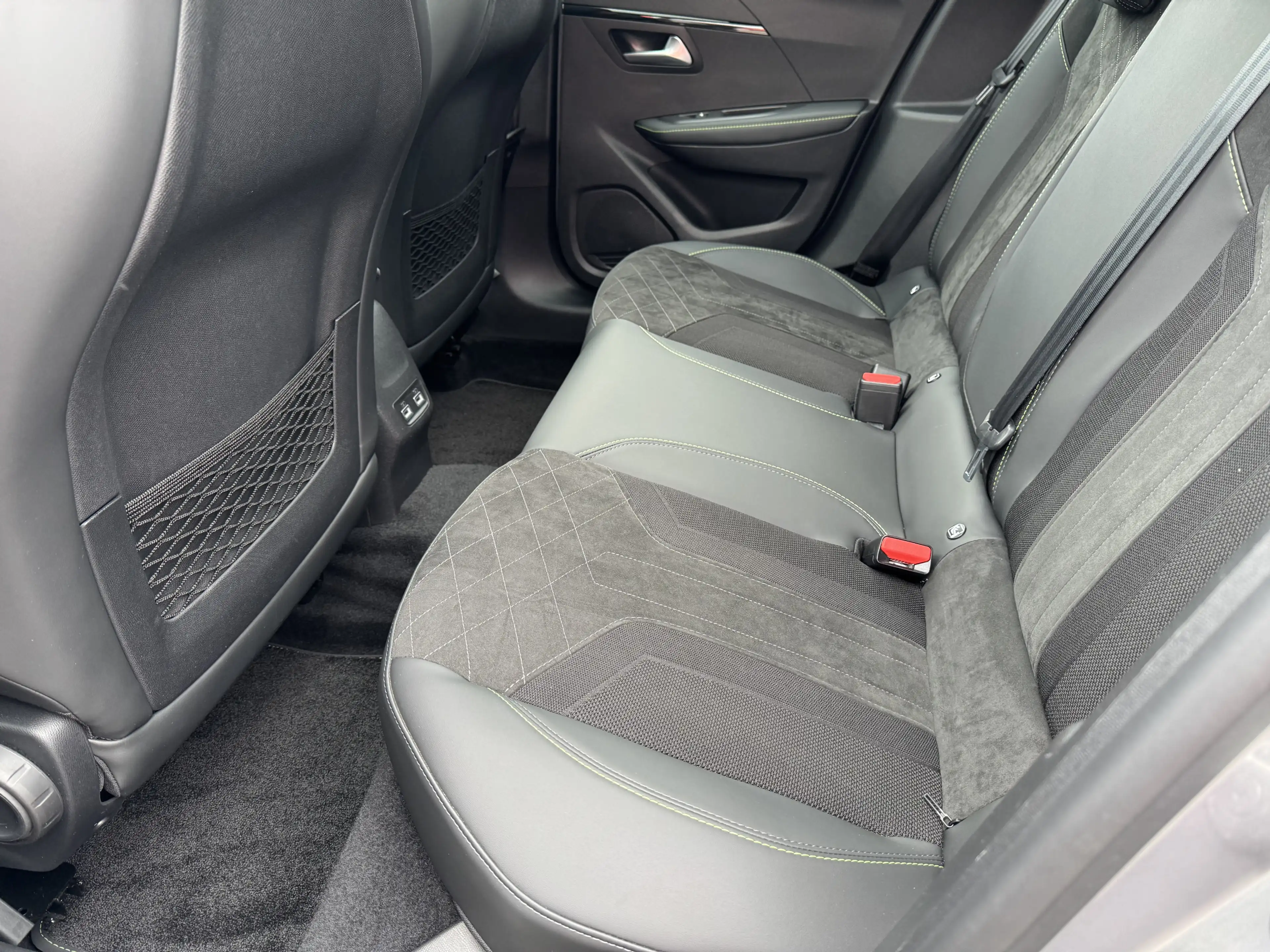 Peugeot e-208 GT Pack 136PS | Sitzheizung | Glasdach — photo 11