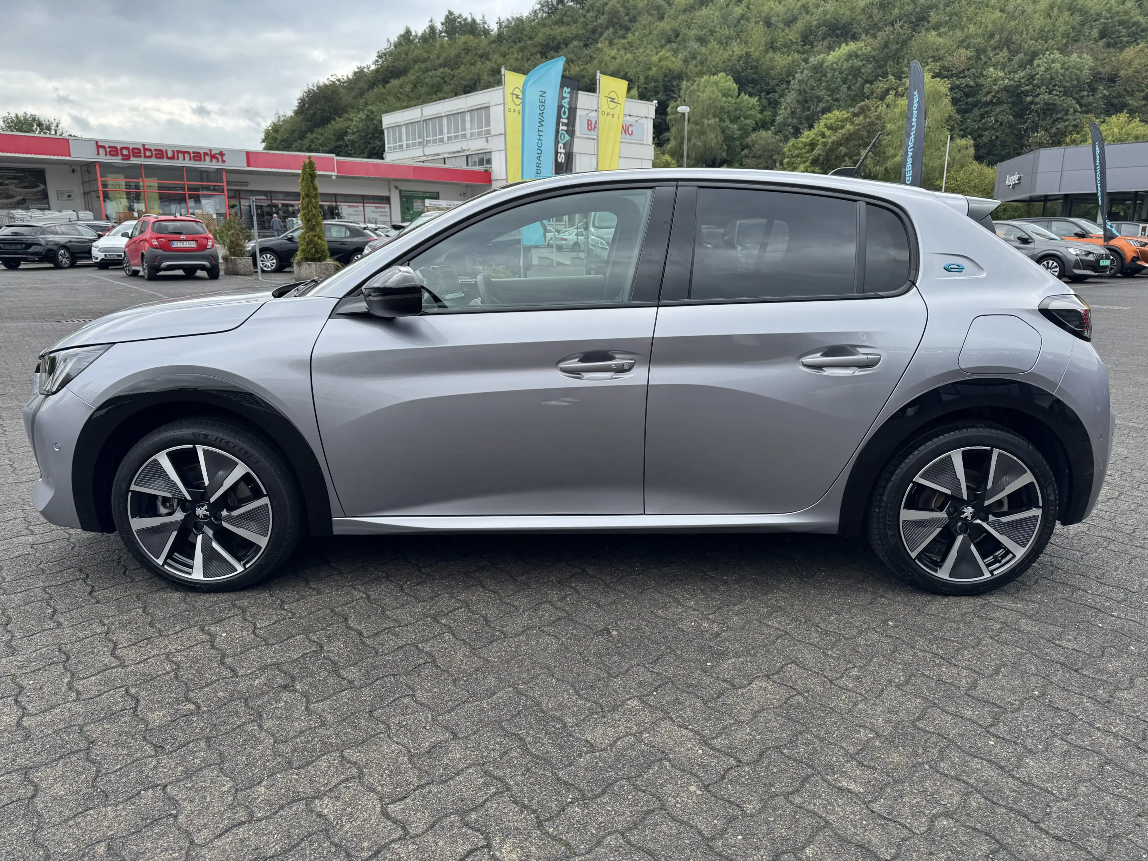 Peugeot e-208 GT Pack 136PS | Sitzheizung | Glasdach — photo 9